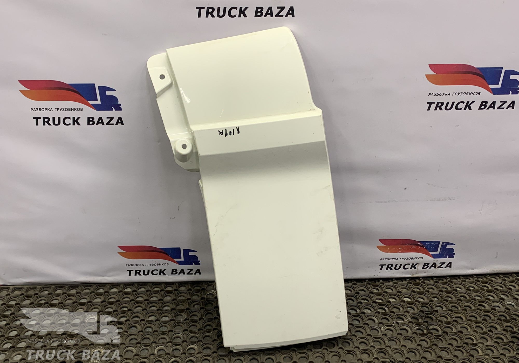 1876029 Спойлер кабины боковой верхний левый