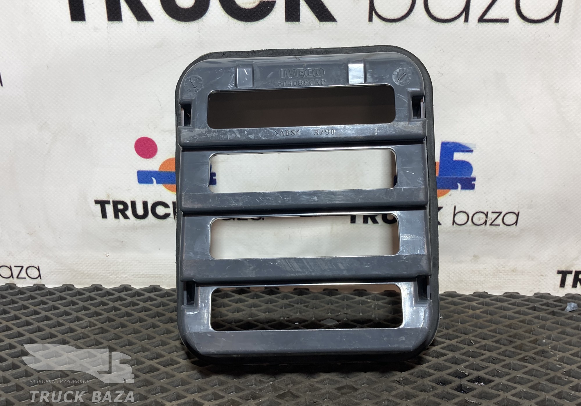 504089632 Решетка вентиляционная для Iveco Stralis II Hi-Way (с 2012)