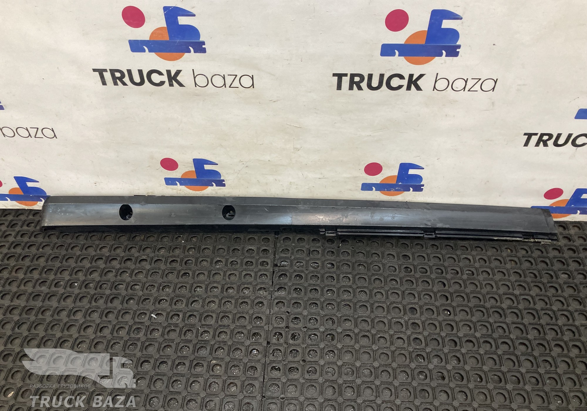 549018424100 Молдинг верхний правый с уплотнителем для КАМАЗ 54901