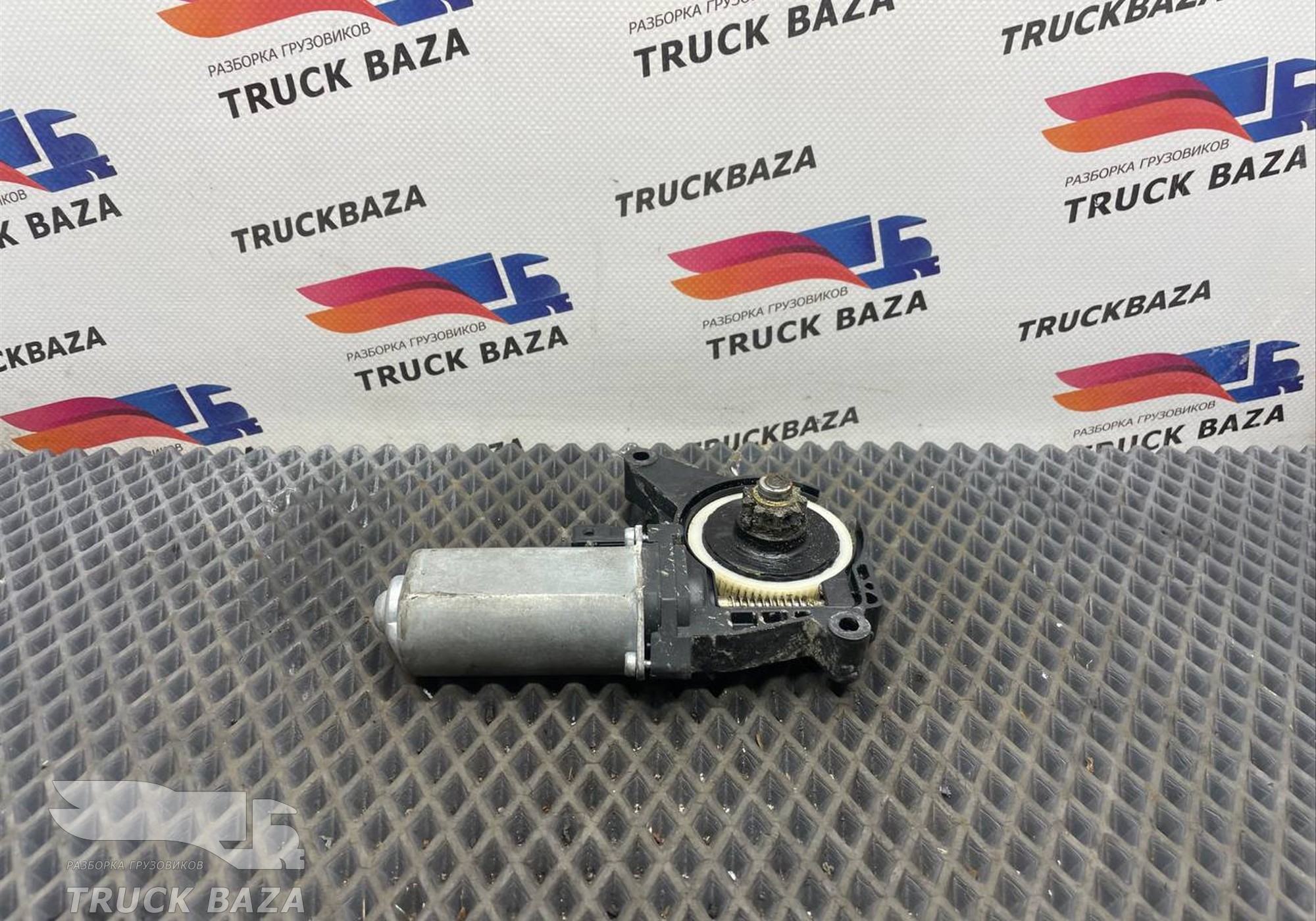 100861 Моторчик стеклоподъемника левый для Mercedes-Benz Actros New Actros MP4 (с 2011)