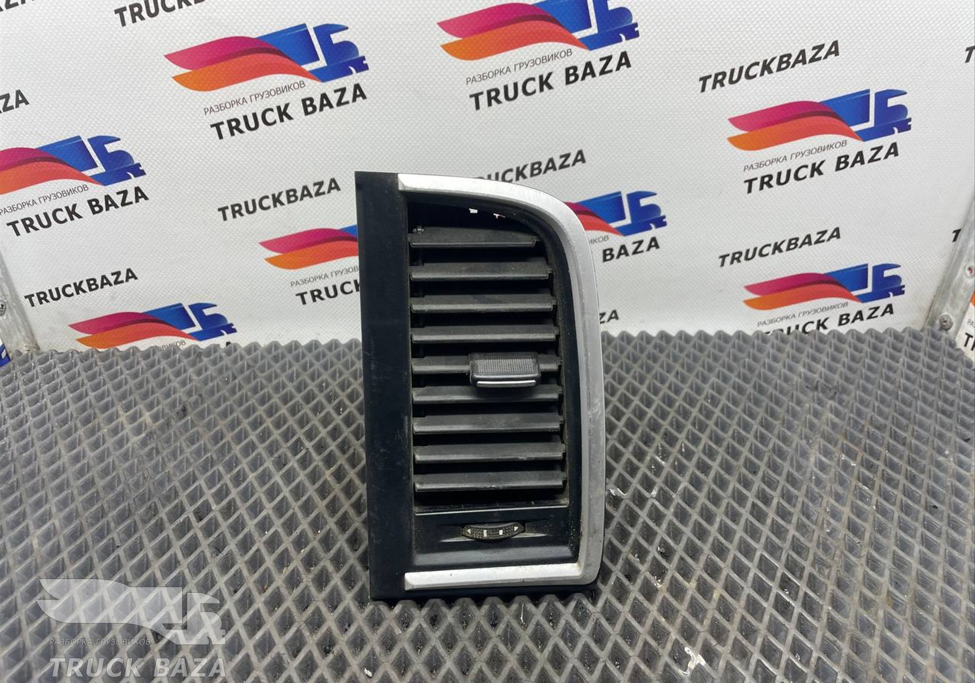 DZ14251164080 Решетка воздуховода правая для Shacman X3000 (с 2014)
