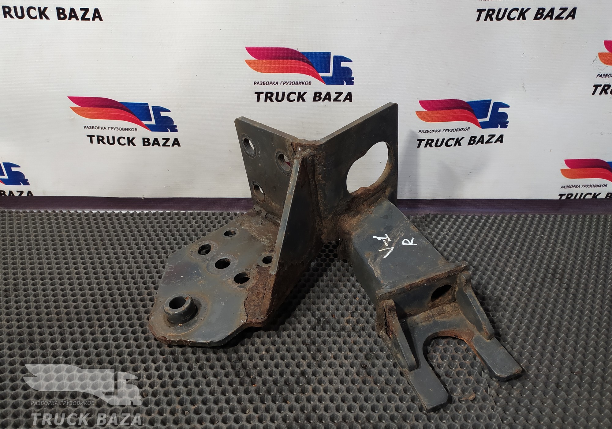 20499244 Кронштейн бампера правый для Volvo FH 3 (с 2008 по 2012)