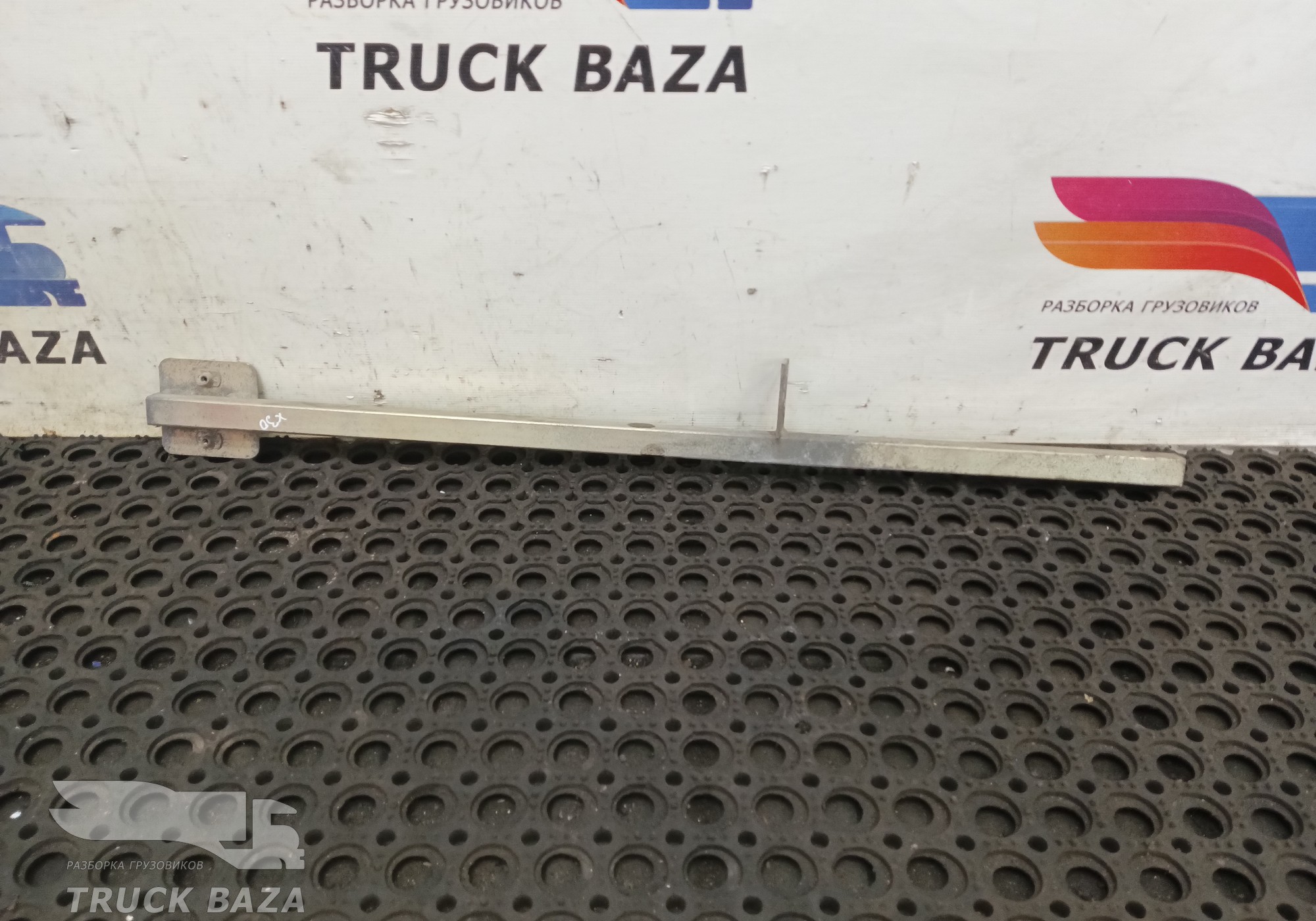 1297303 Кронштейн продолжения двери правой для Daf XF95