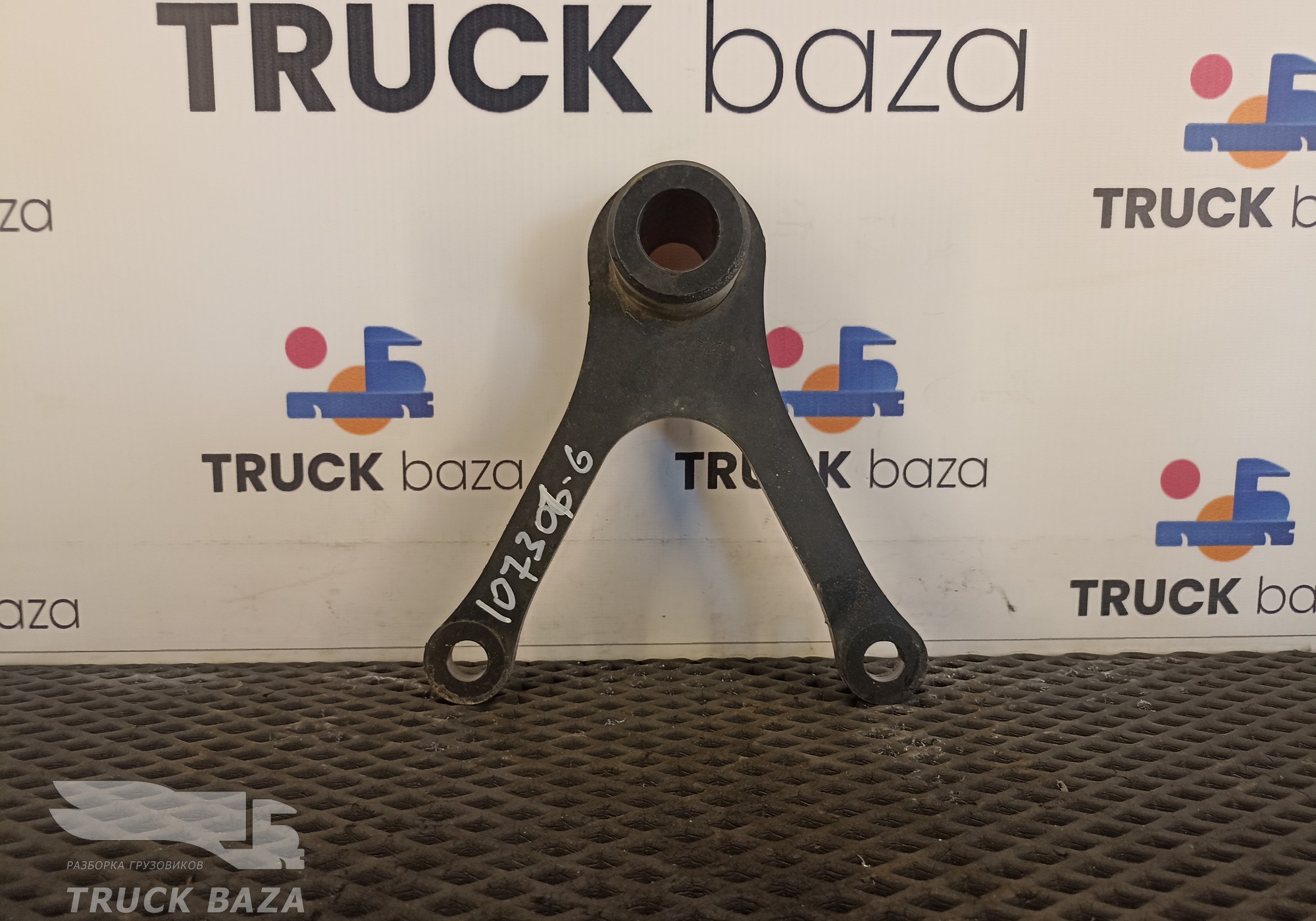 81417205358 Кронштейн цилиндра подъема кабины