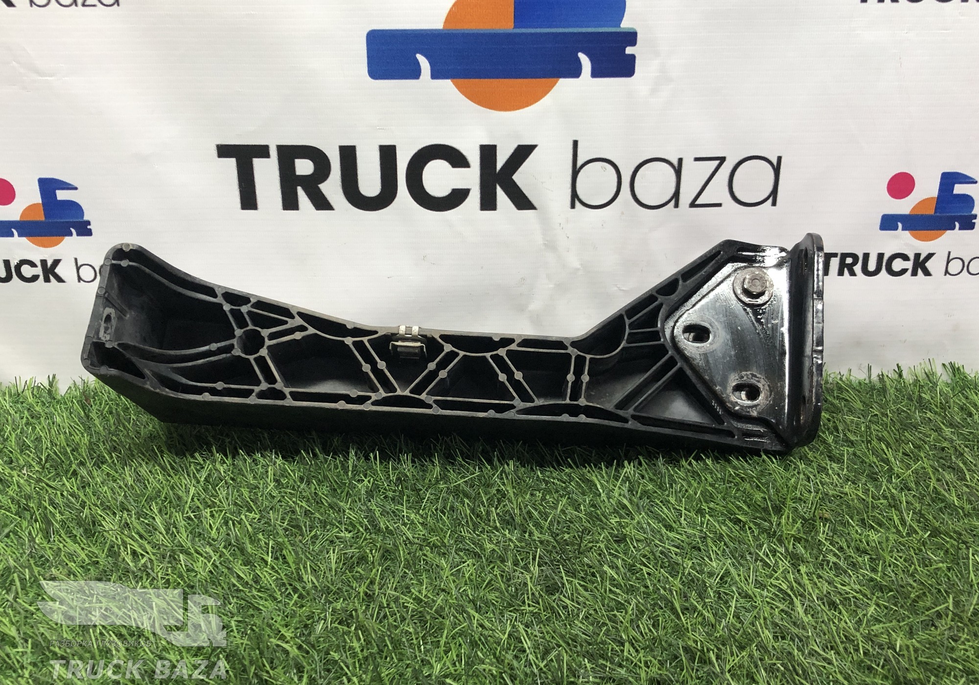 81416140016 Кронштейн переднего бампера правый