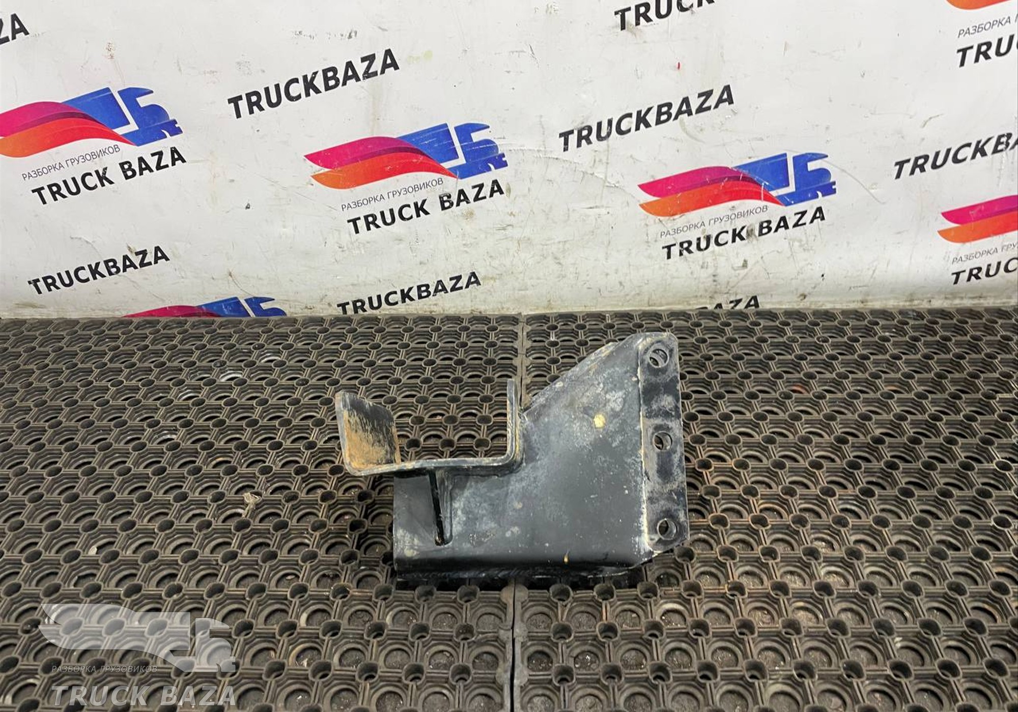 DZ96189640158 Кронштейн усилителя переднего бампера для Shacman X3000 (с 2014)