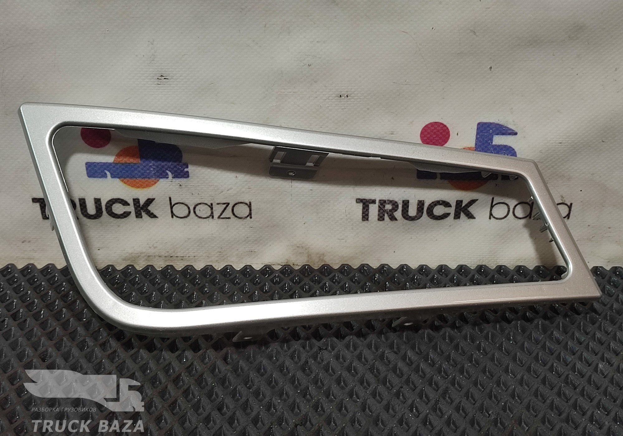 21078545 Облицовка противотуманной фары правая для Volvo FH 3 (с 2008 по 2012)