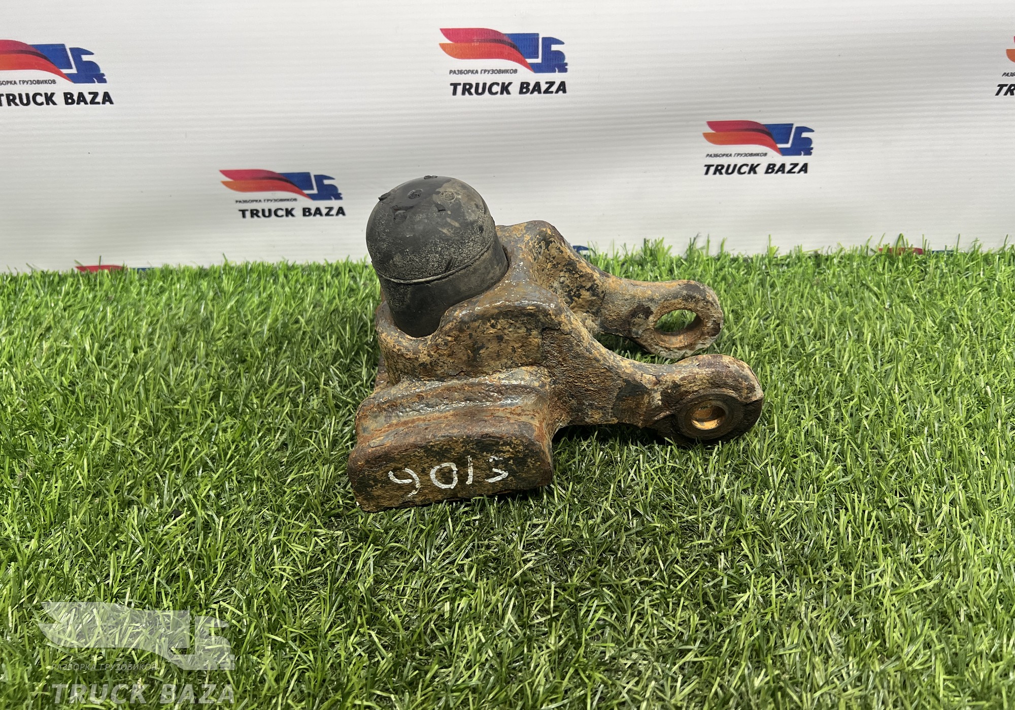 1490090 Кронштейн амортизатора переднего