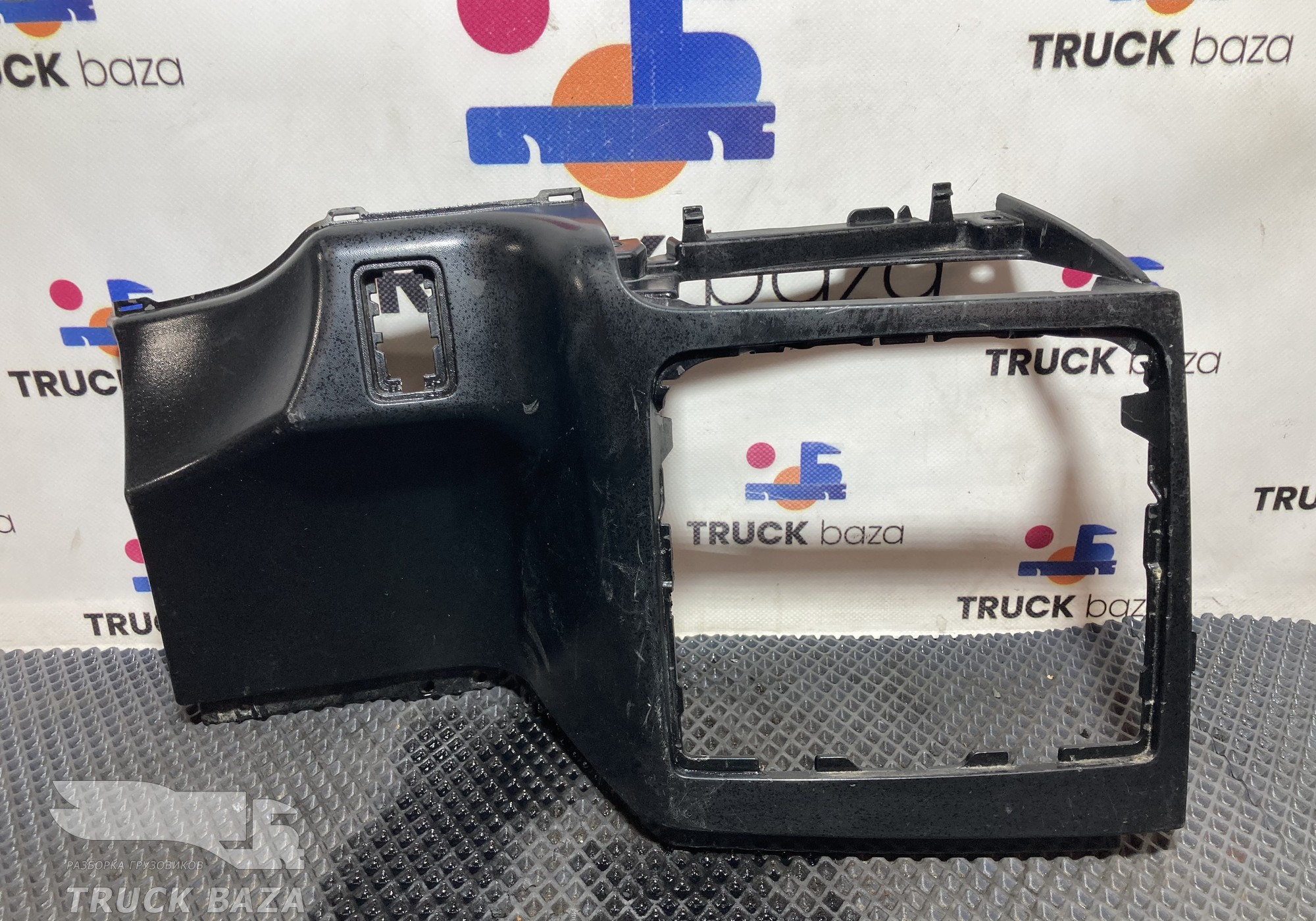 81617016313 Накладка на торпедо правая для Man