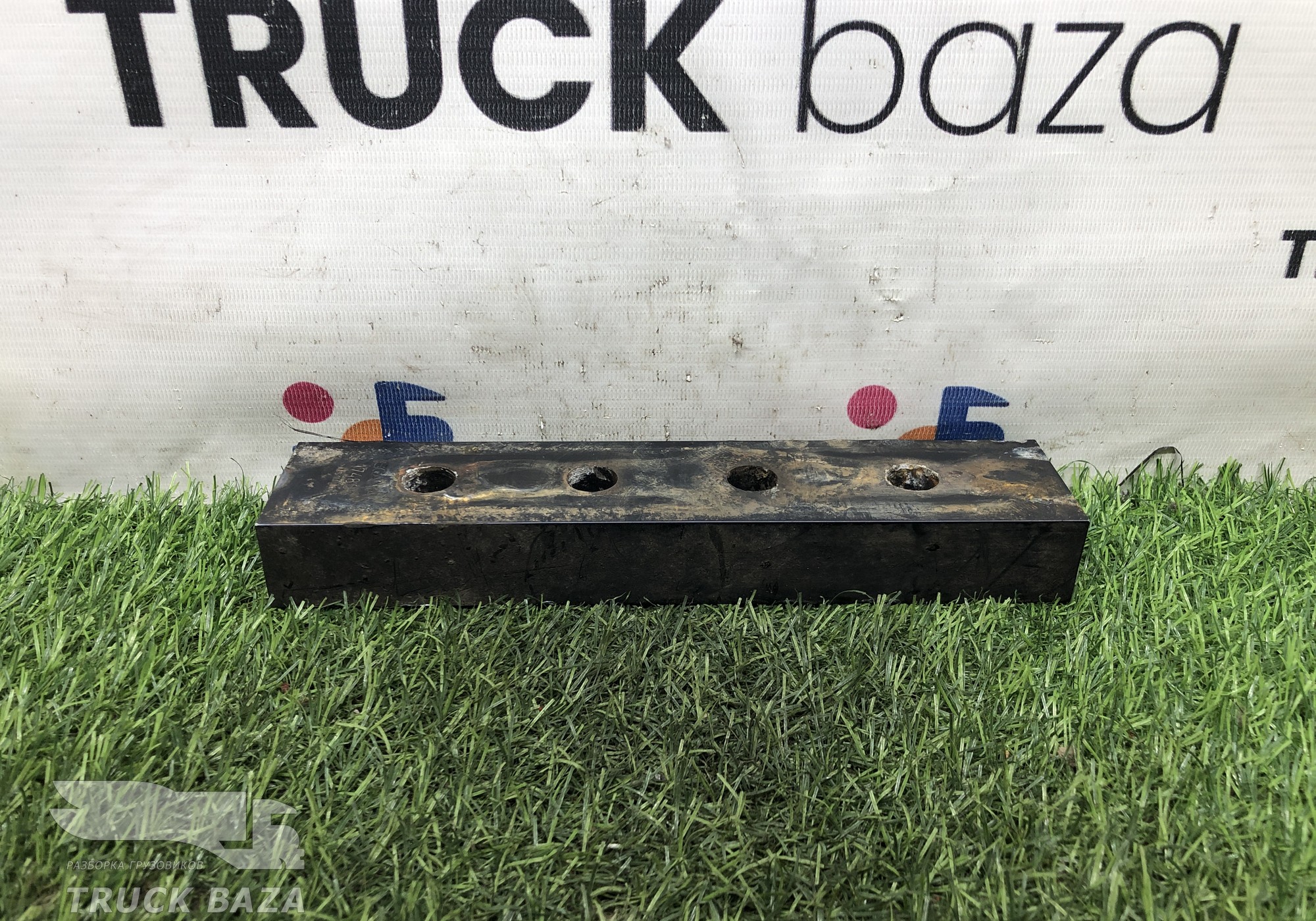 1748037 Проставка топливного бака