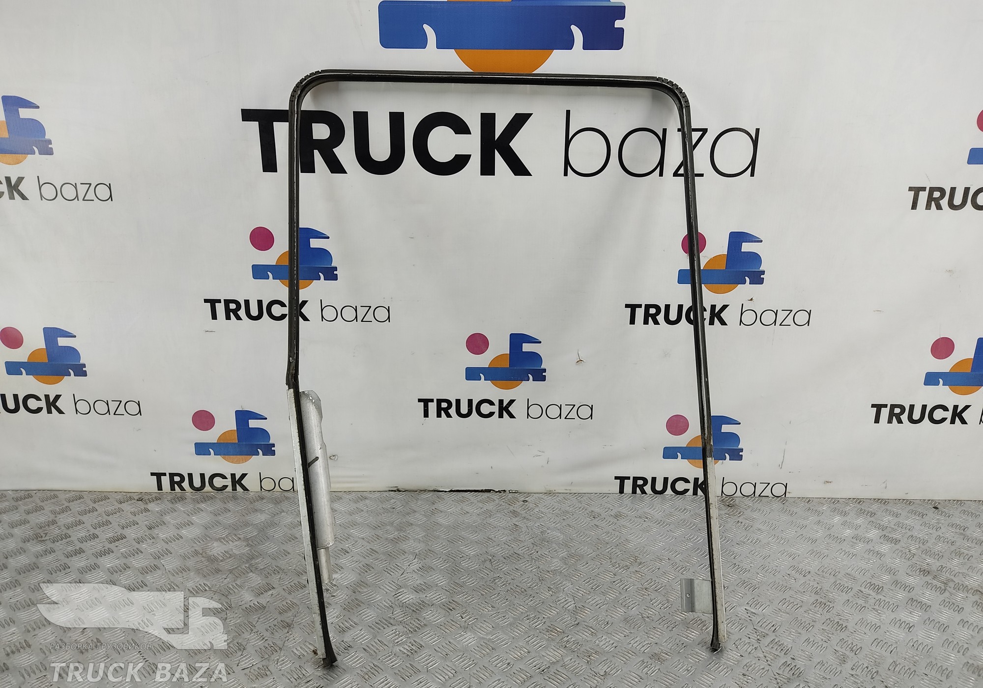 1885465 Направляющая стекла двери правой