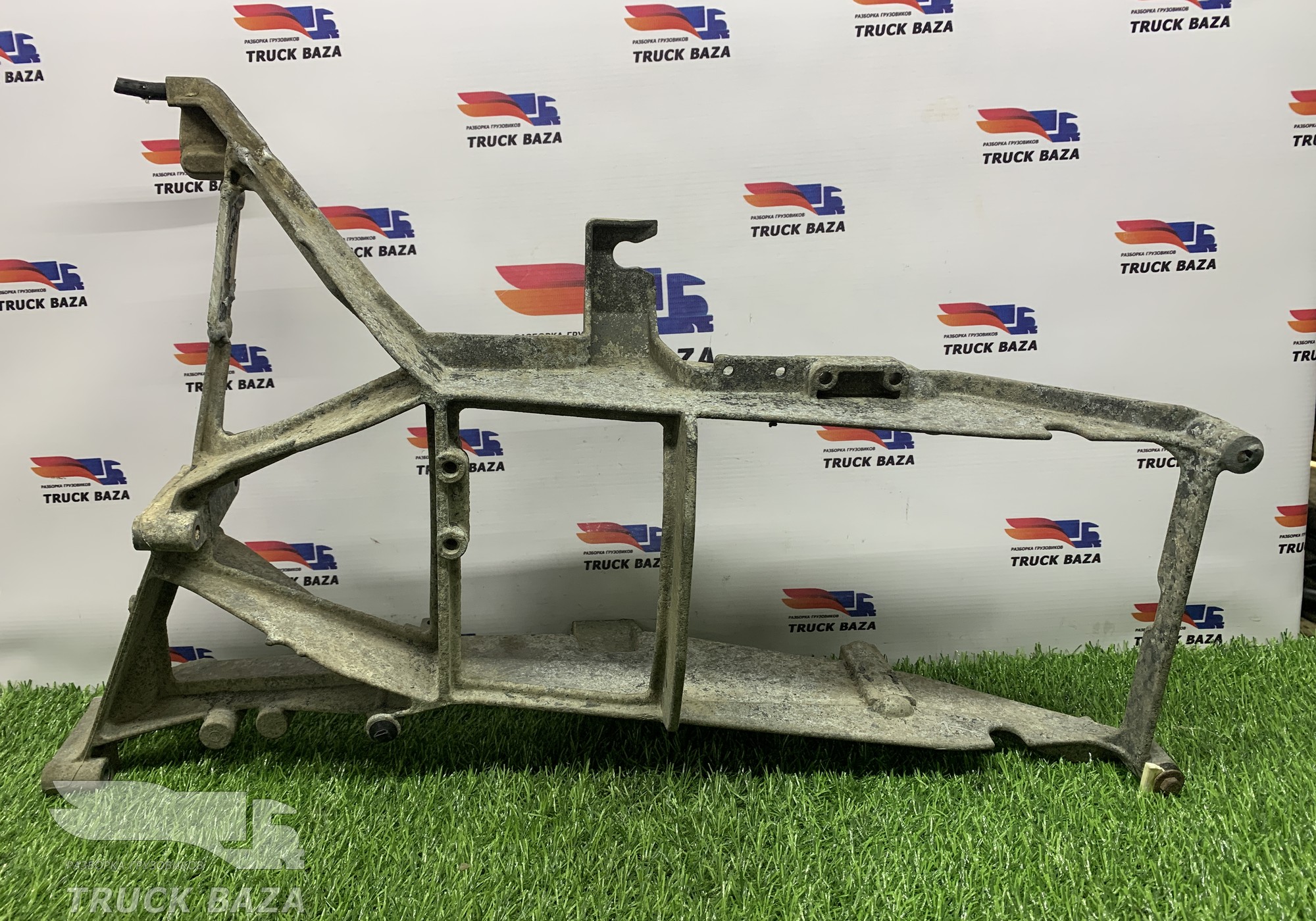 1862946 Кронштейн фары правый