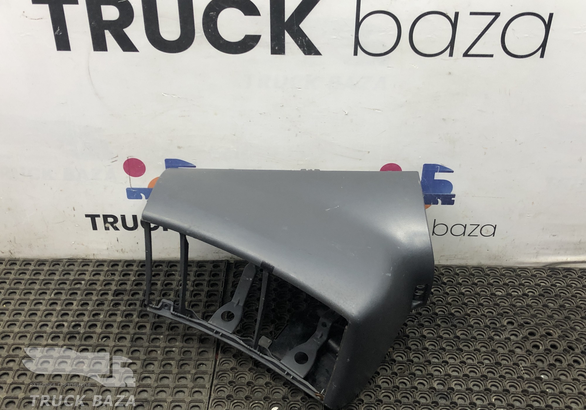 1739776 Накладка торпедо