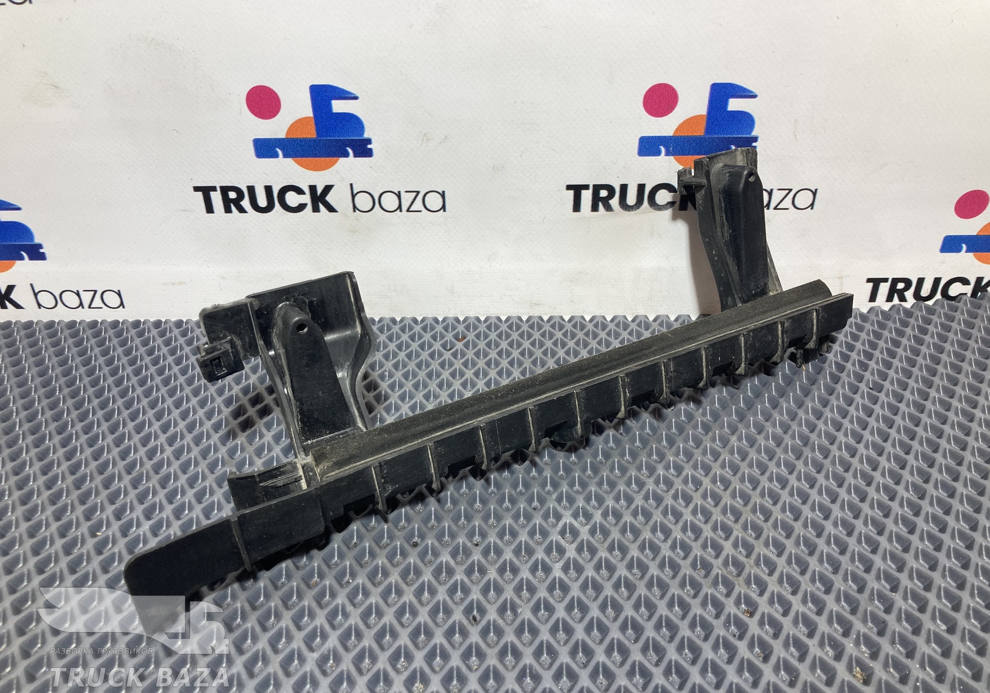 2128972 Направляющая стекла левая