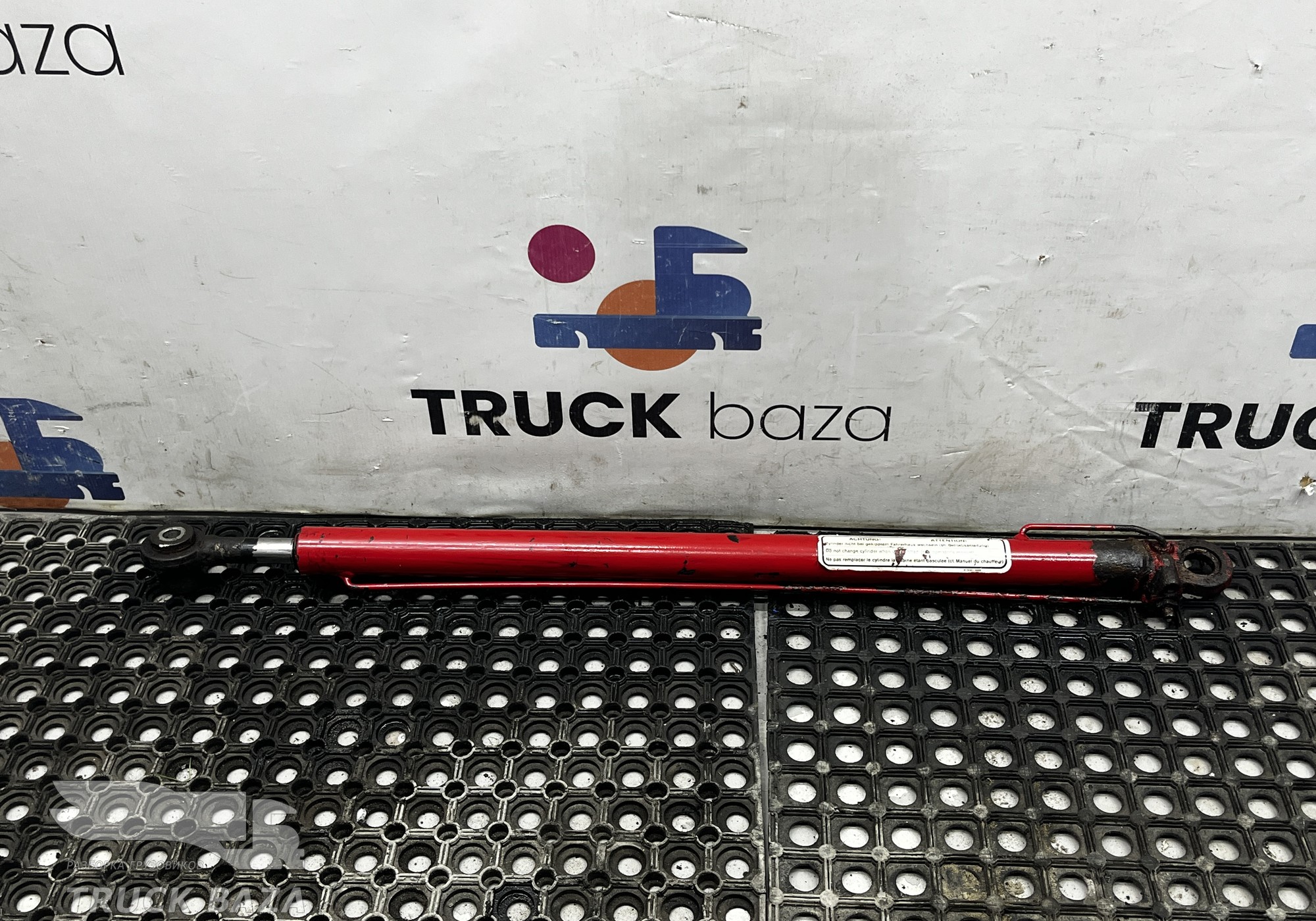 81978110008 Цилиндр подъема кабины