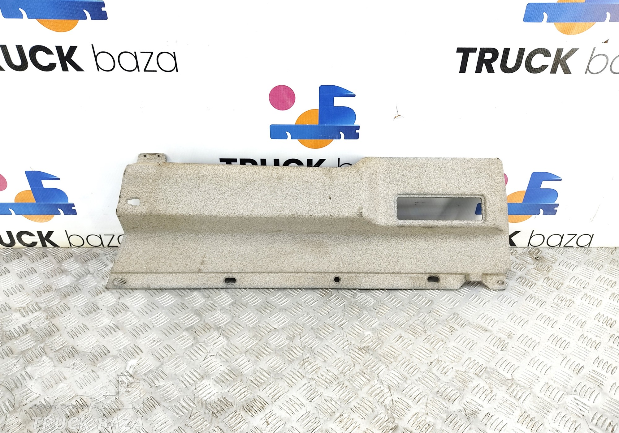 81629300132 Обшивка салона правая для Man TGX