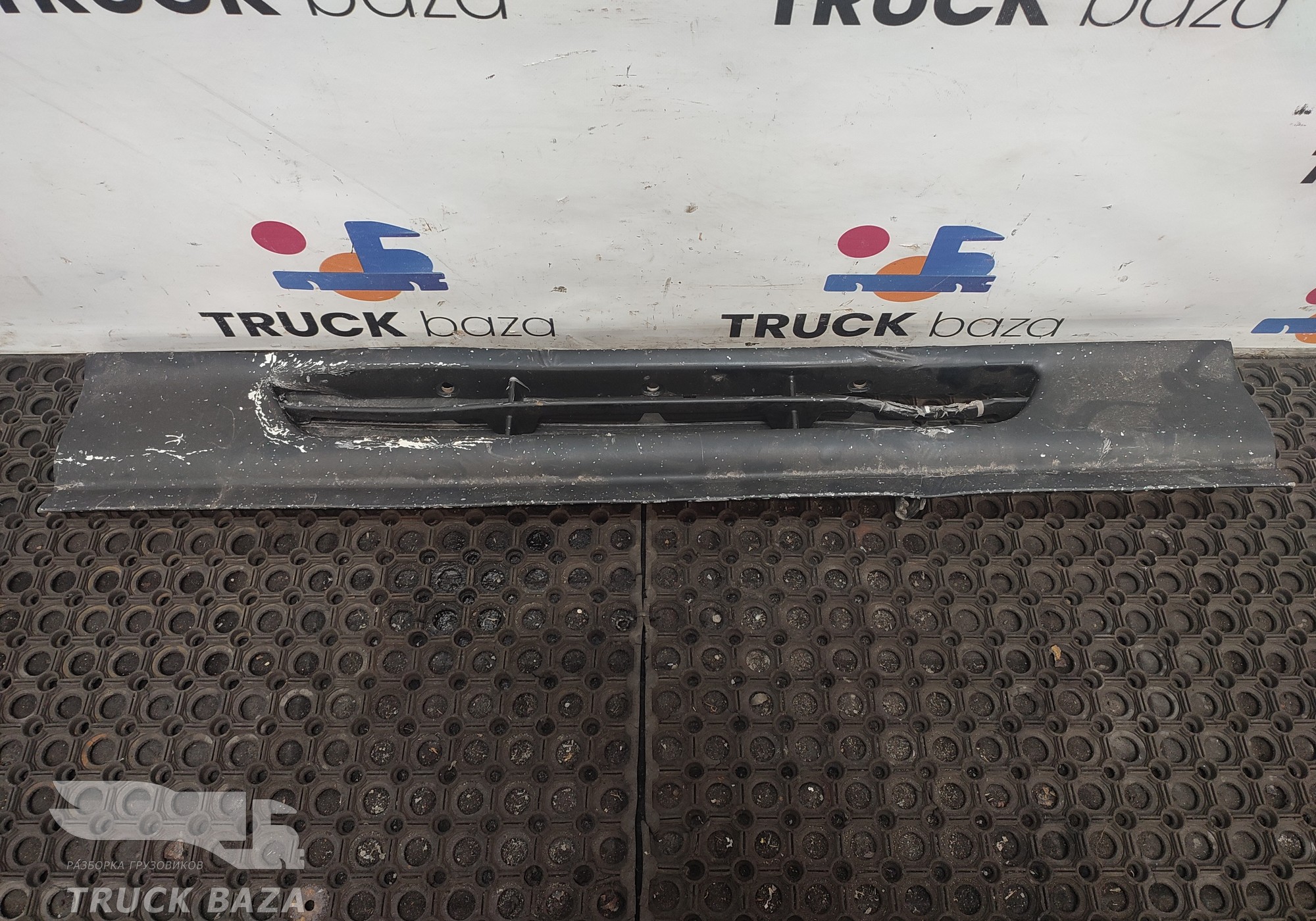 9438850525 Накладка переднего бампера центральная для Mercedes-Benz Actros MP3 (с 2008)