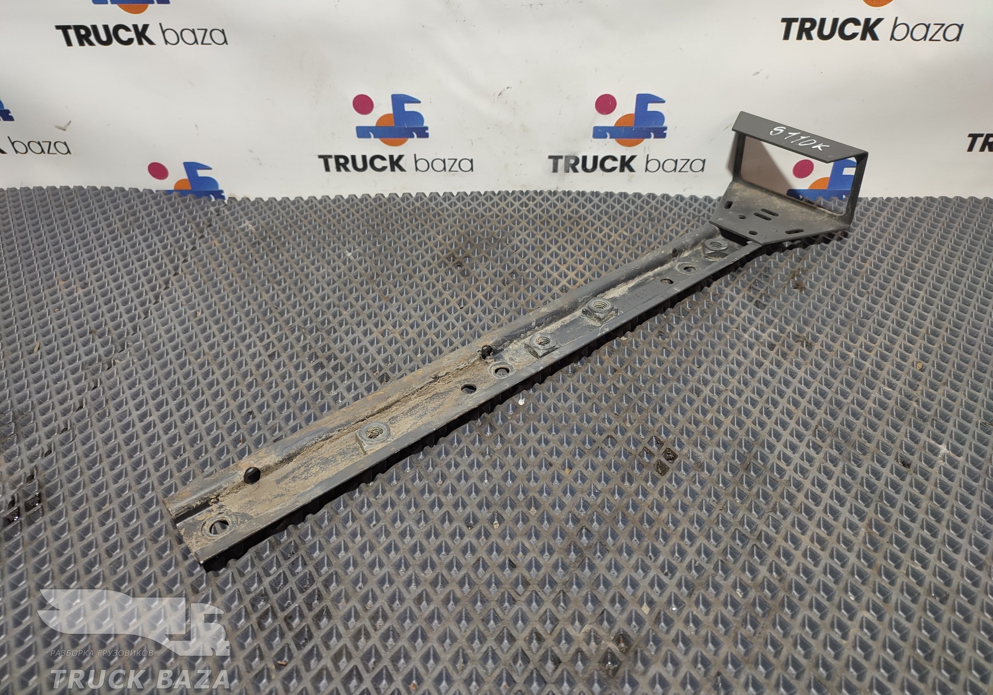 1374897 Кронштейн габарита бокового