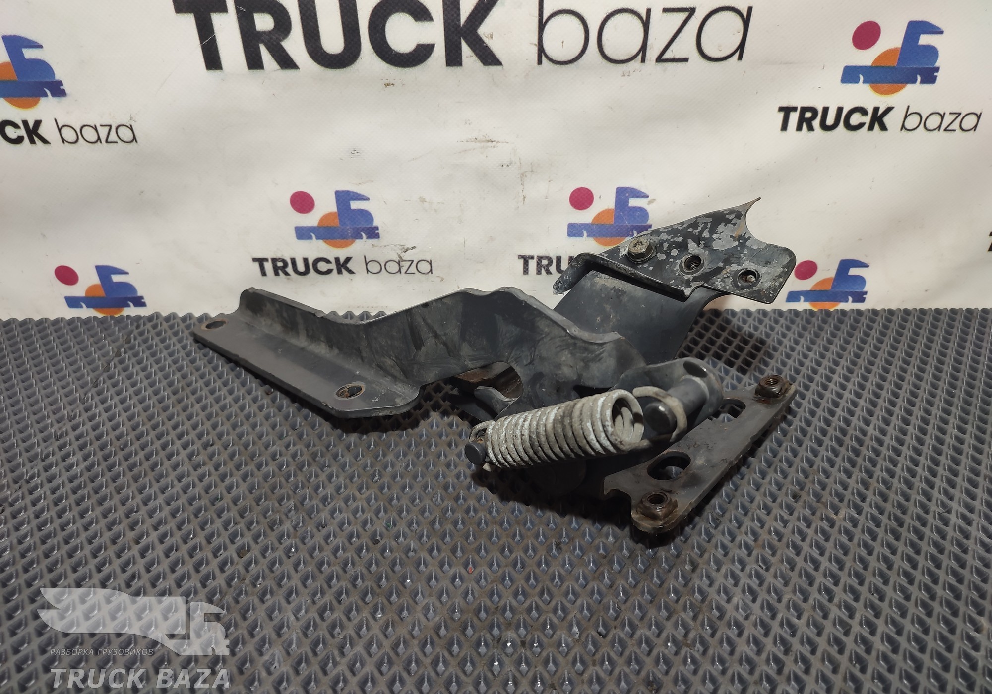 1785547 Петля капота правая