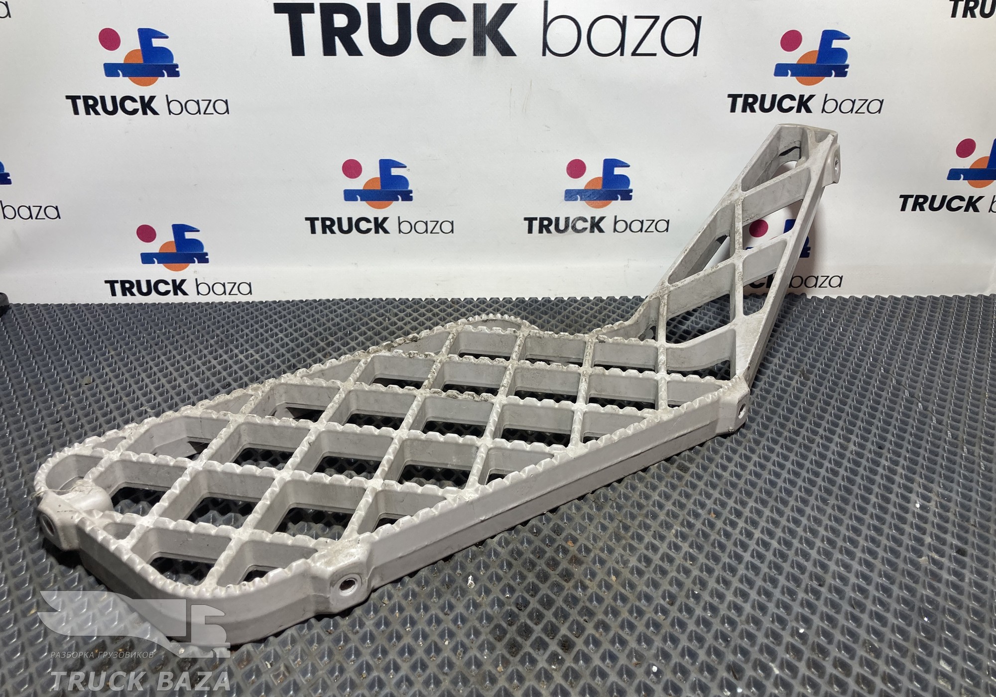 1535040 Подножка правая