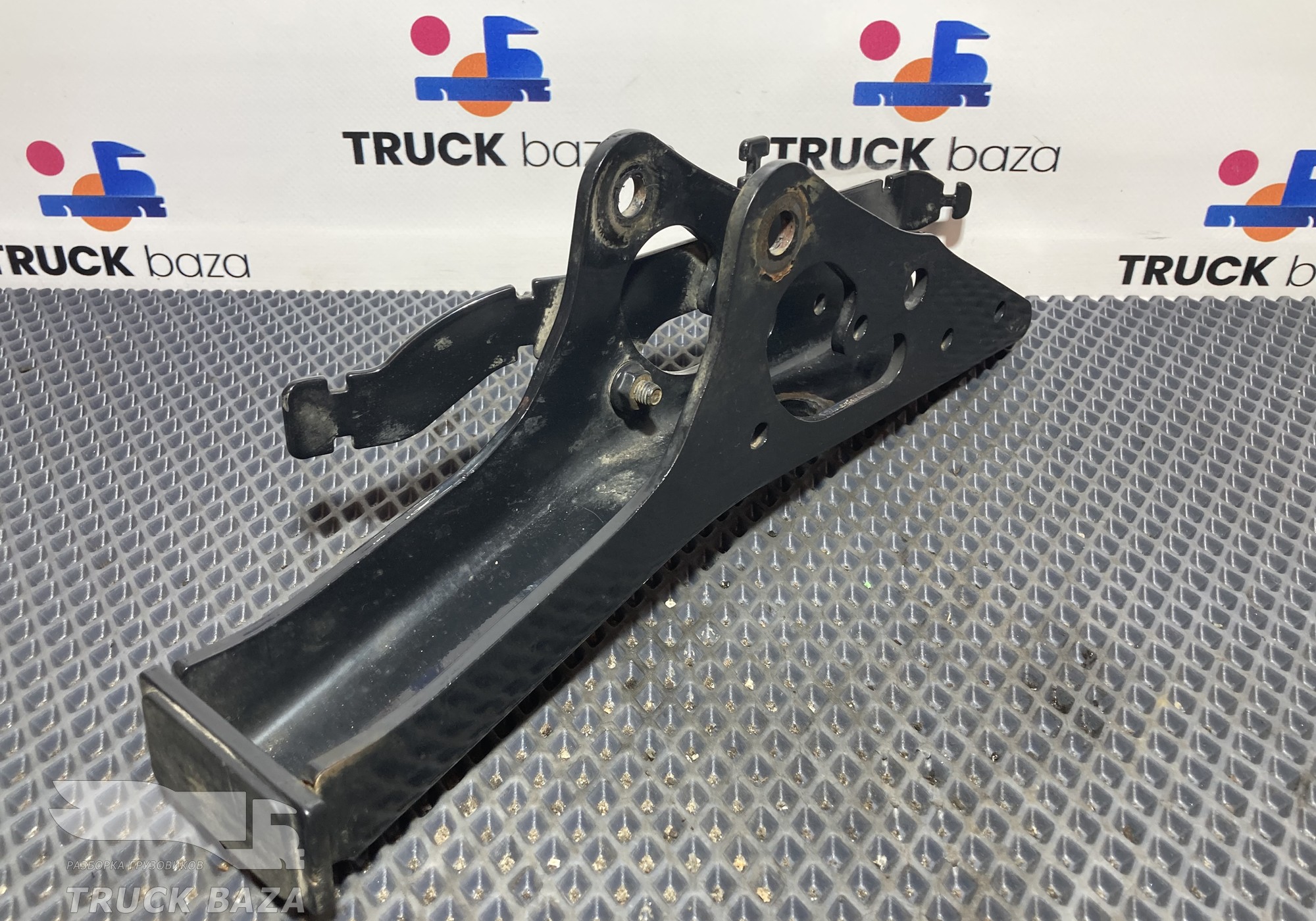 81417010092 Кронштейн подушки кабины передний