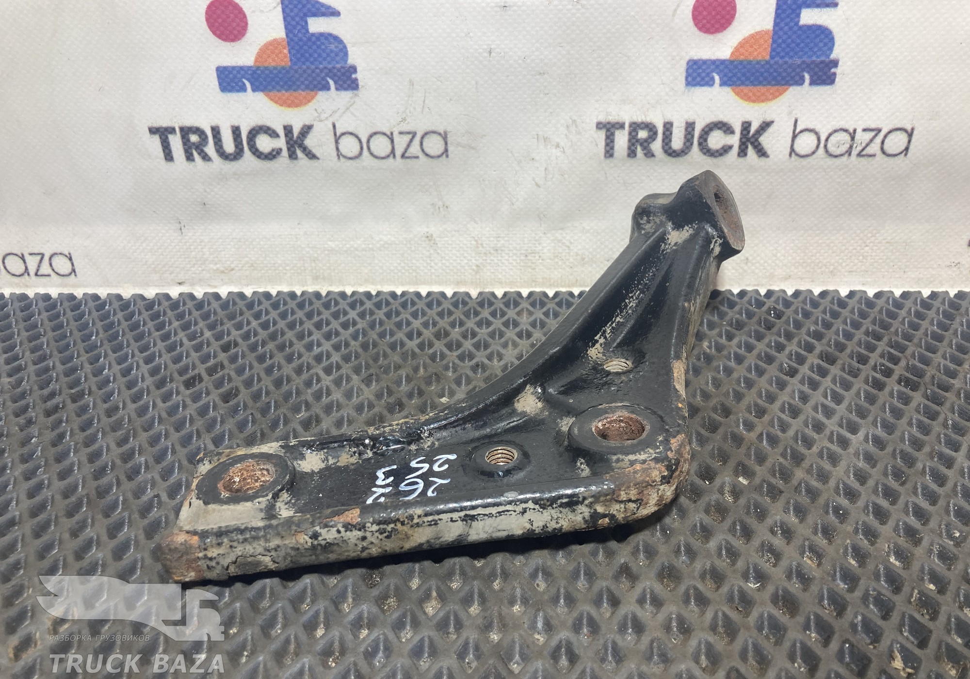 1790900 Кронштейн бампера левый