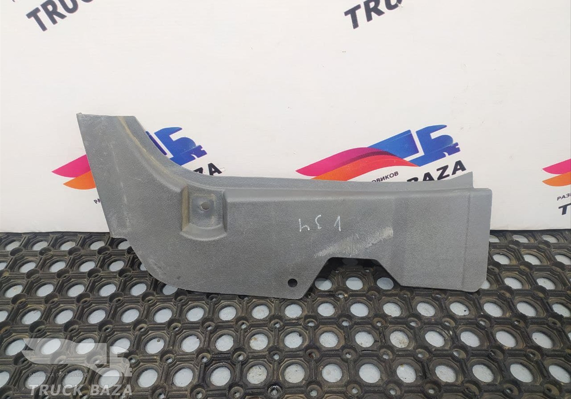 8144228 Накладка стойки нижняя L для Volvo FH 2 (с 2002 по 2008)