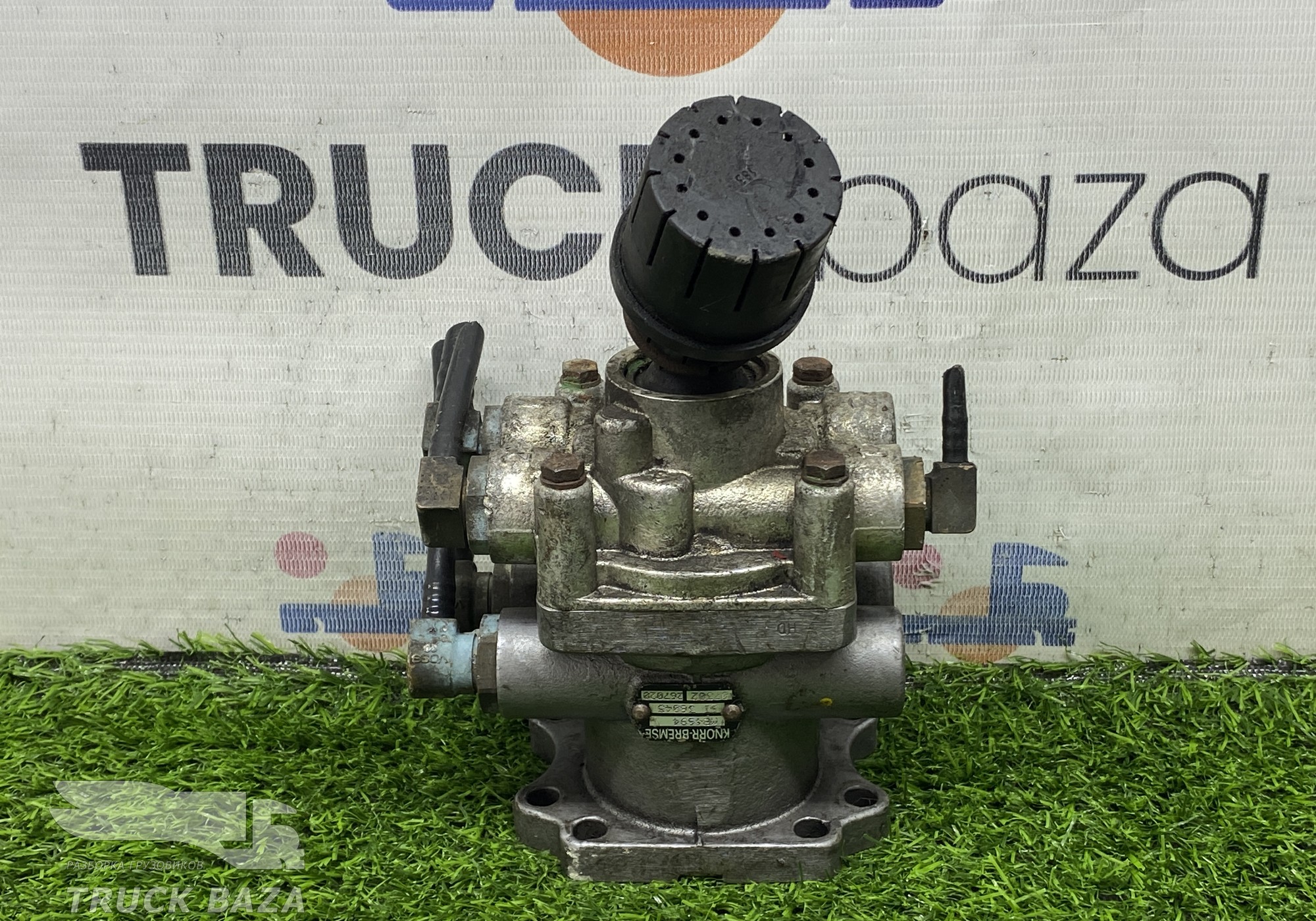 MB4694 Кран тормозной главный