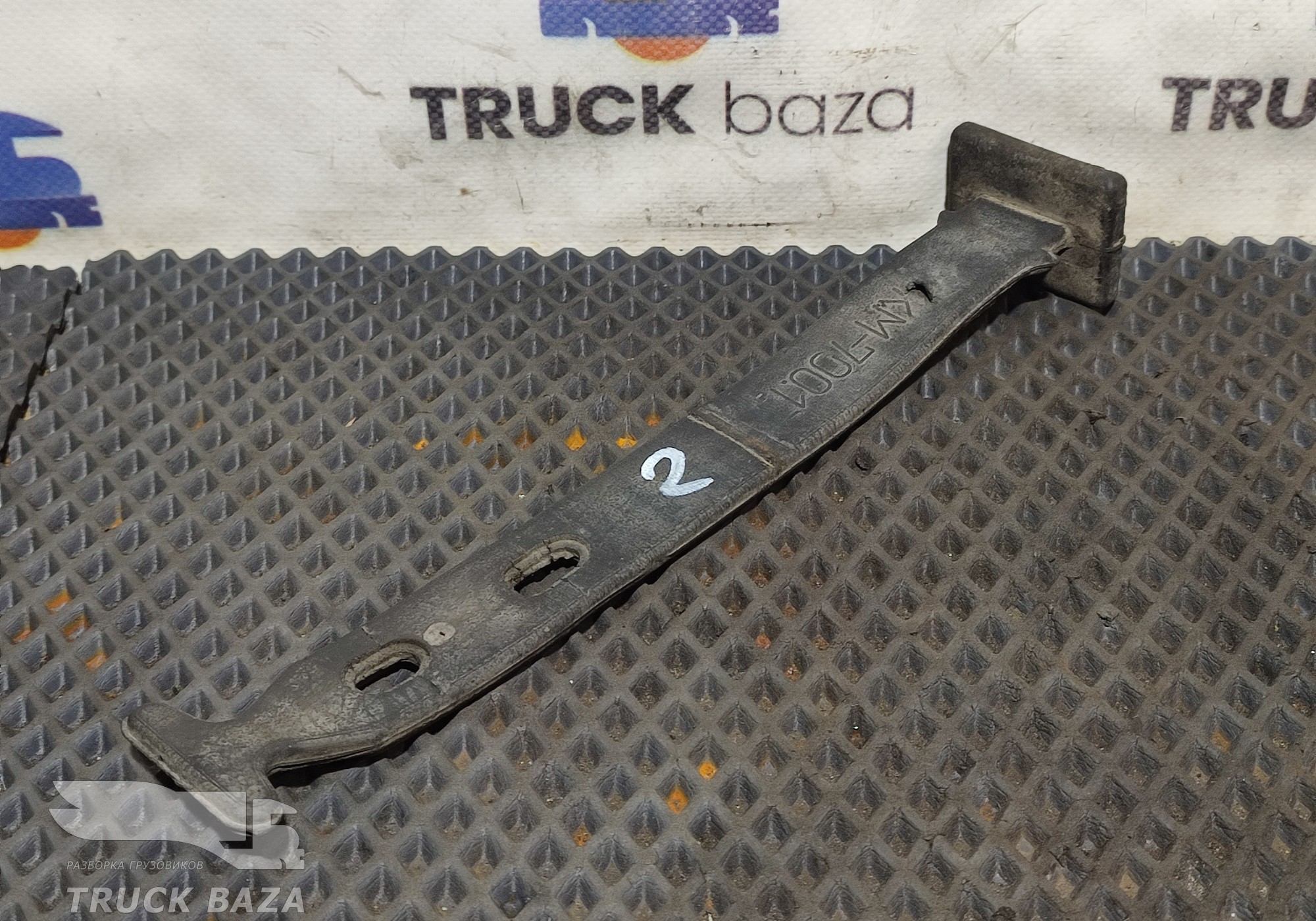 KM70013 Хомут заднего крыла