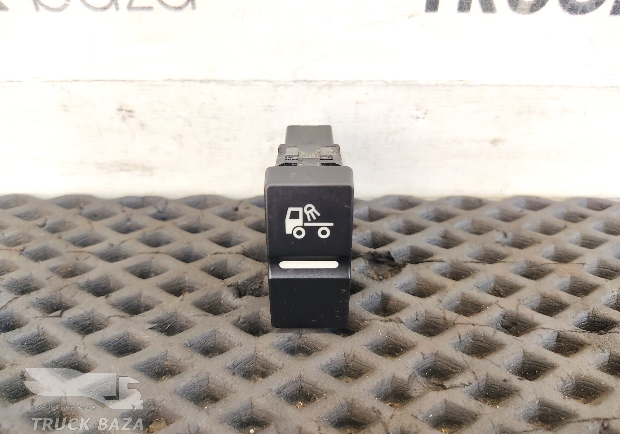 81255030361 Кнопка освещения за кабиной для Man TGX II (с 2012)