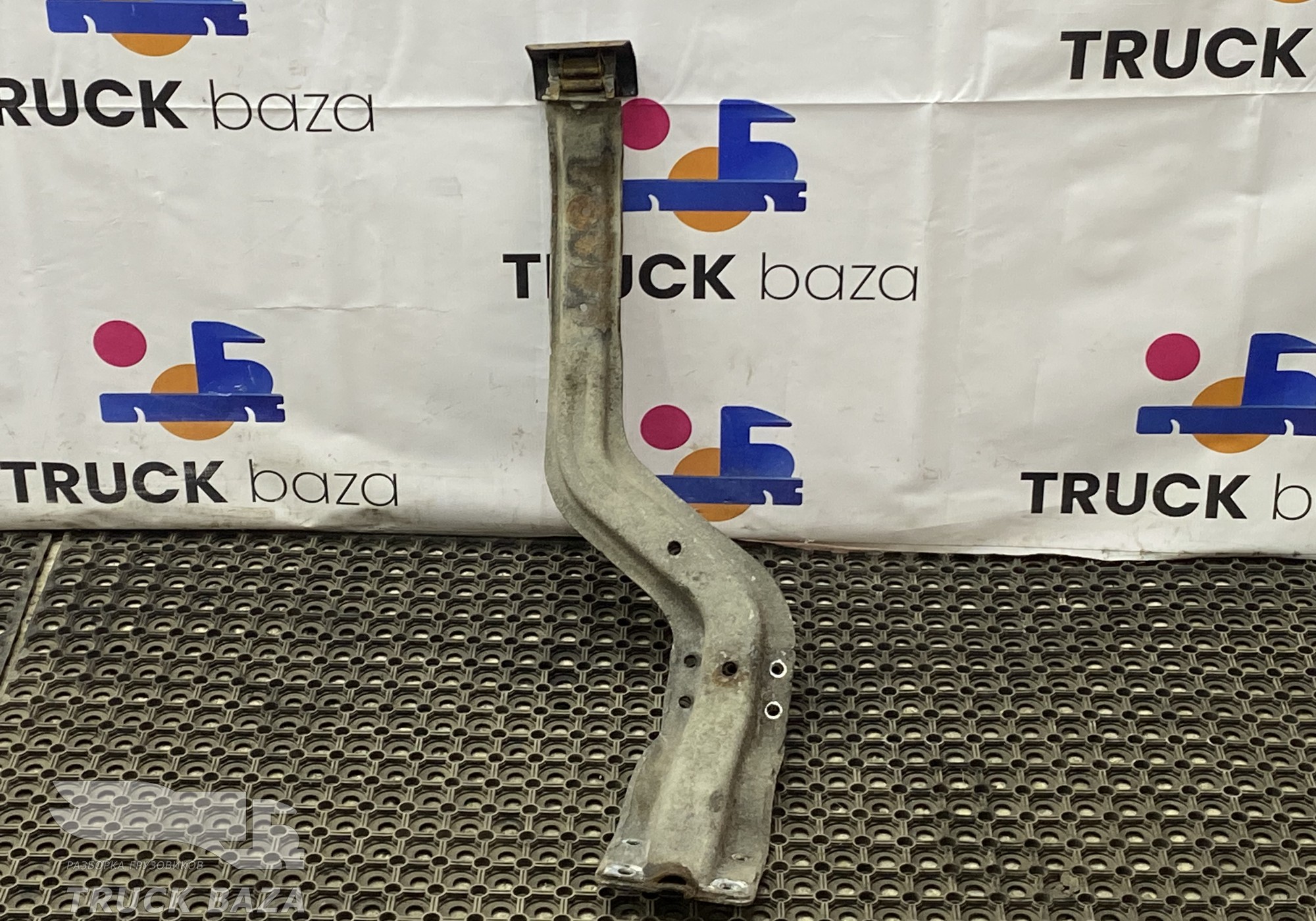 1866051 Кронштейн крыла левого