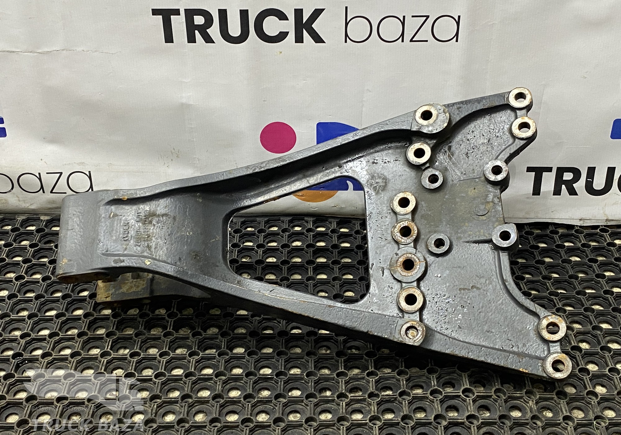 A9423252509 Кронштейн реактивной тяги правый