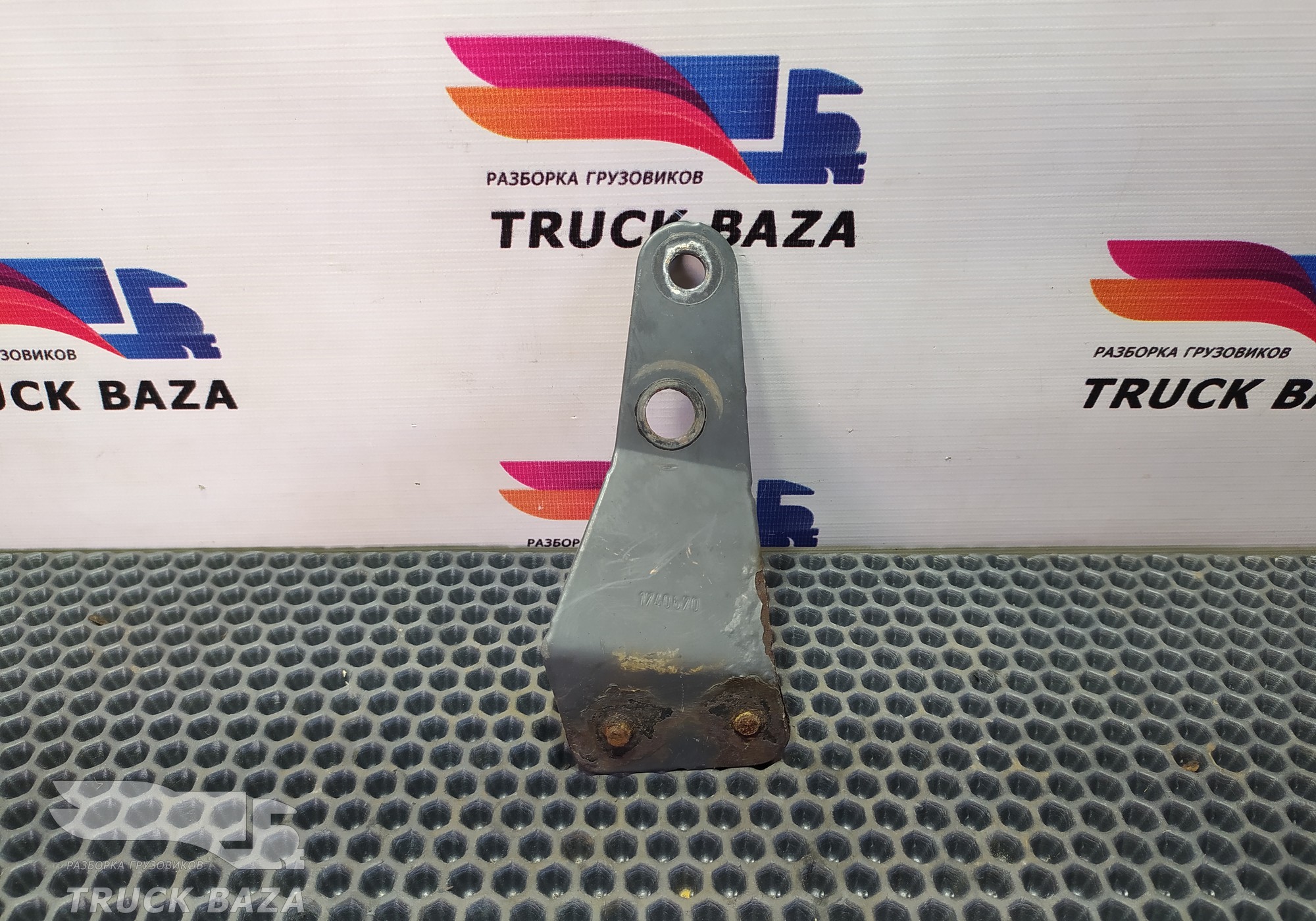 1740670 Кронштейн трубы глушителя