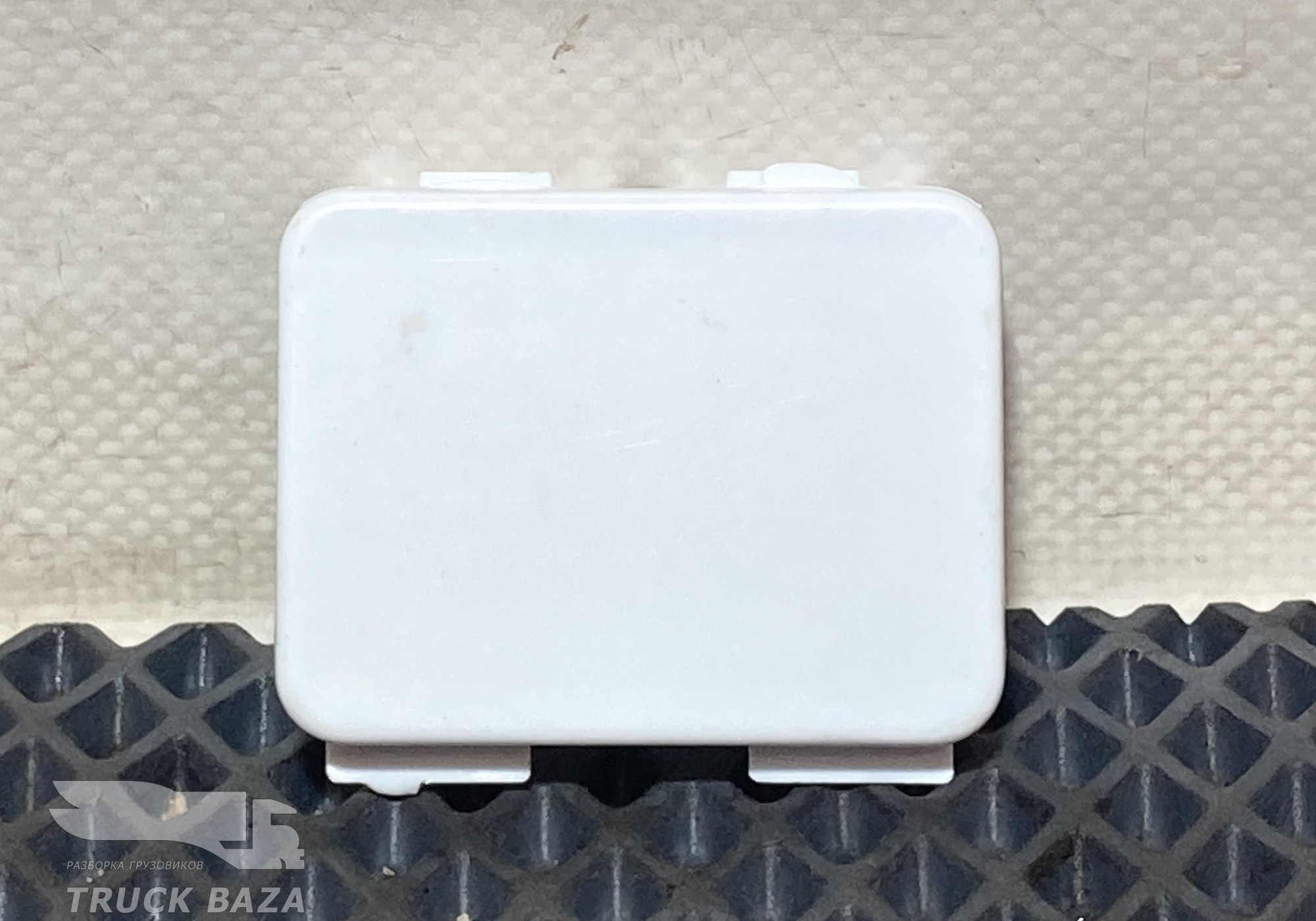 8715332 Заглушка бампера