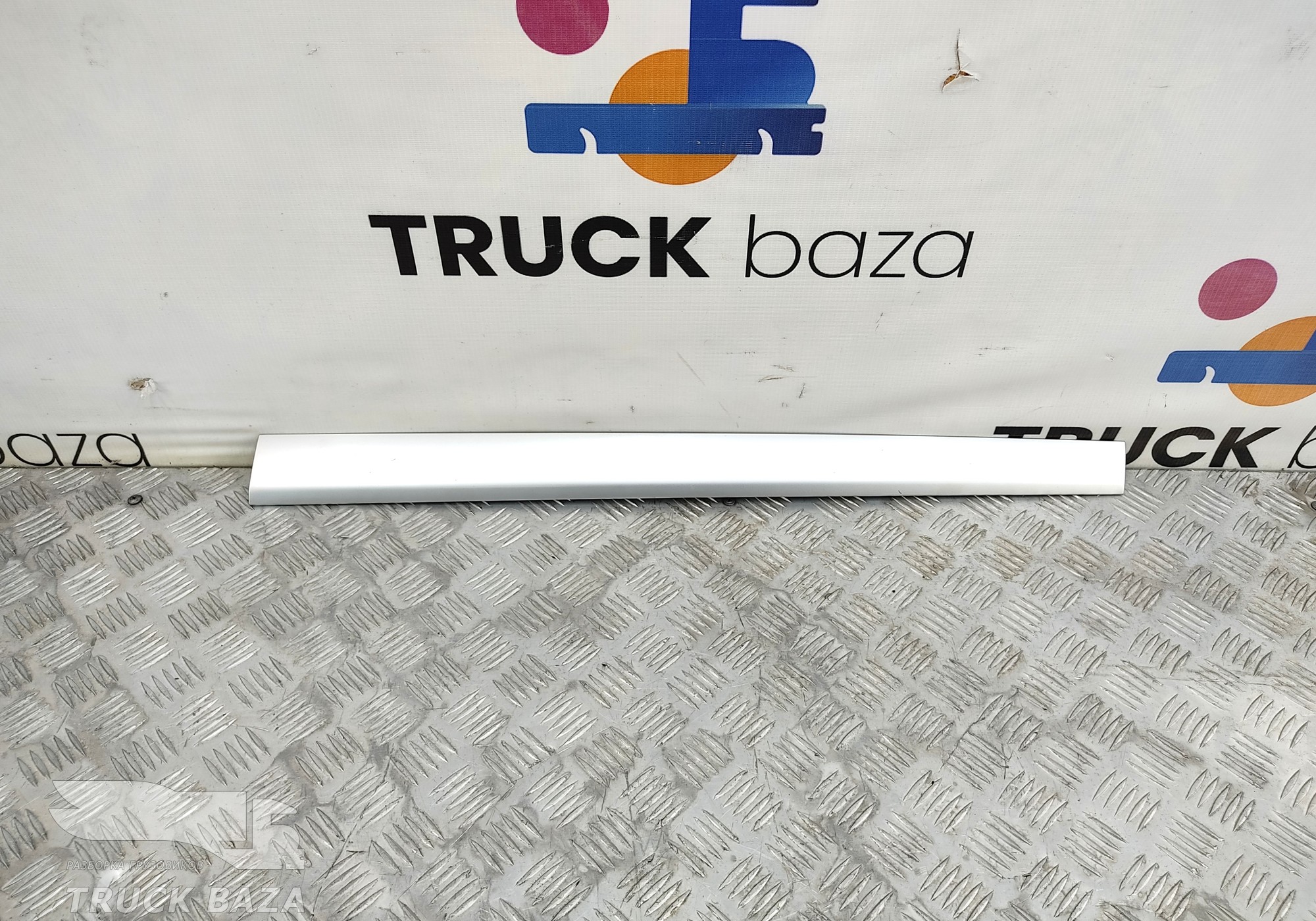 81617105012 Накладка на торпедо