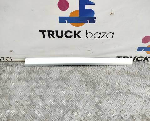 81617105012 Накладка на торпедо для Man