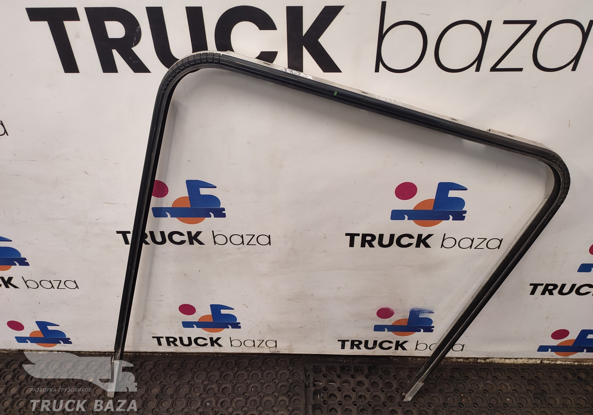 2053176 Направляющая стекла двери левой