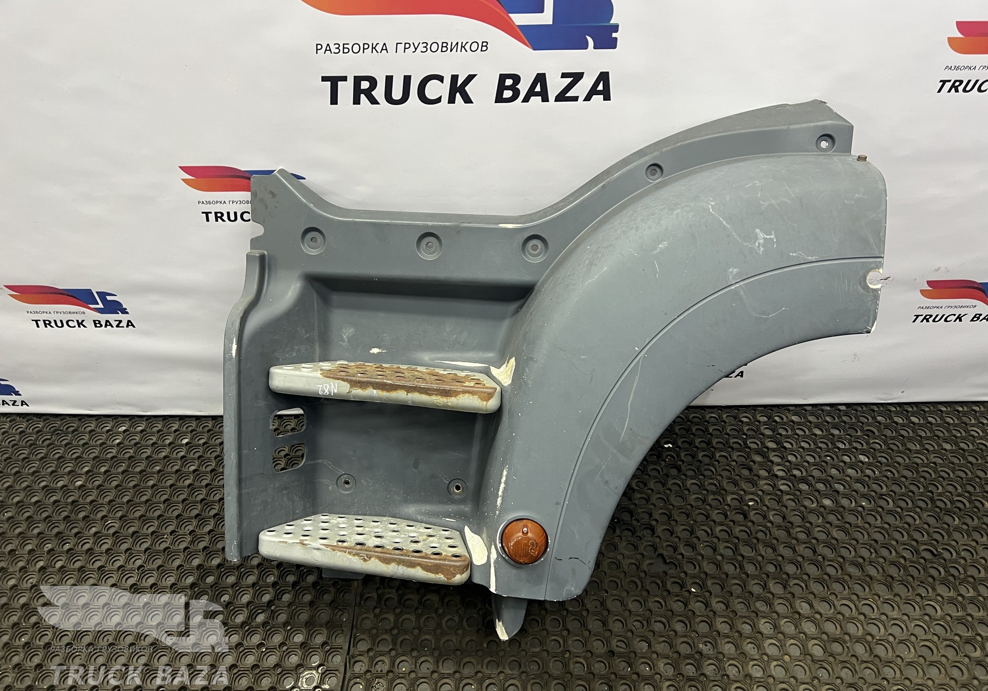 81615100871 Корпус подножек левый