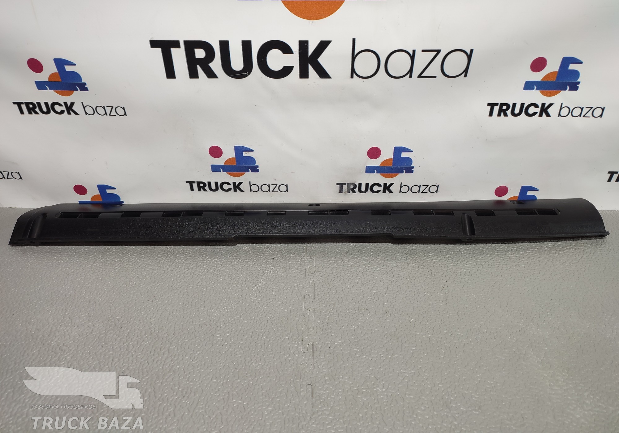 1297409 Накладка торпедо левая