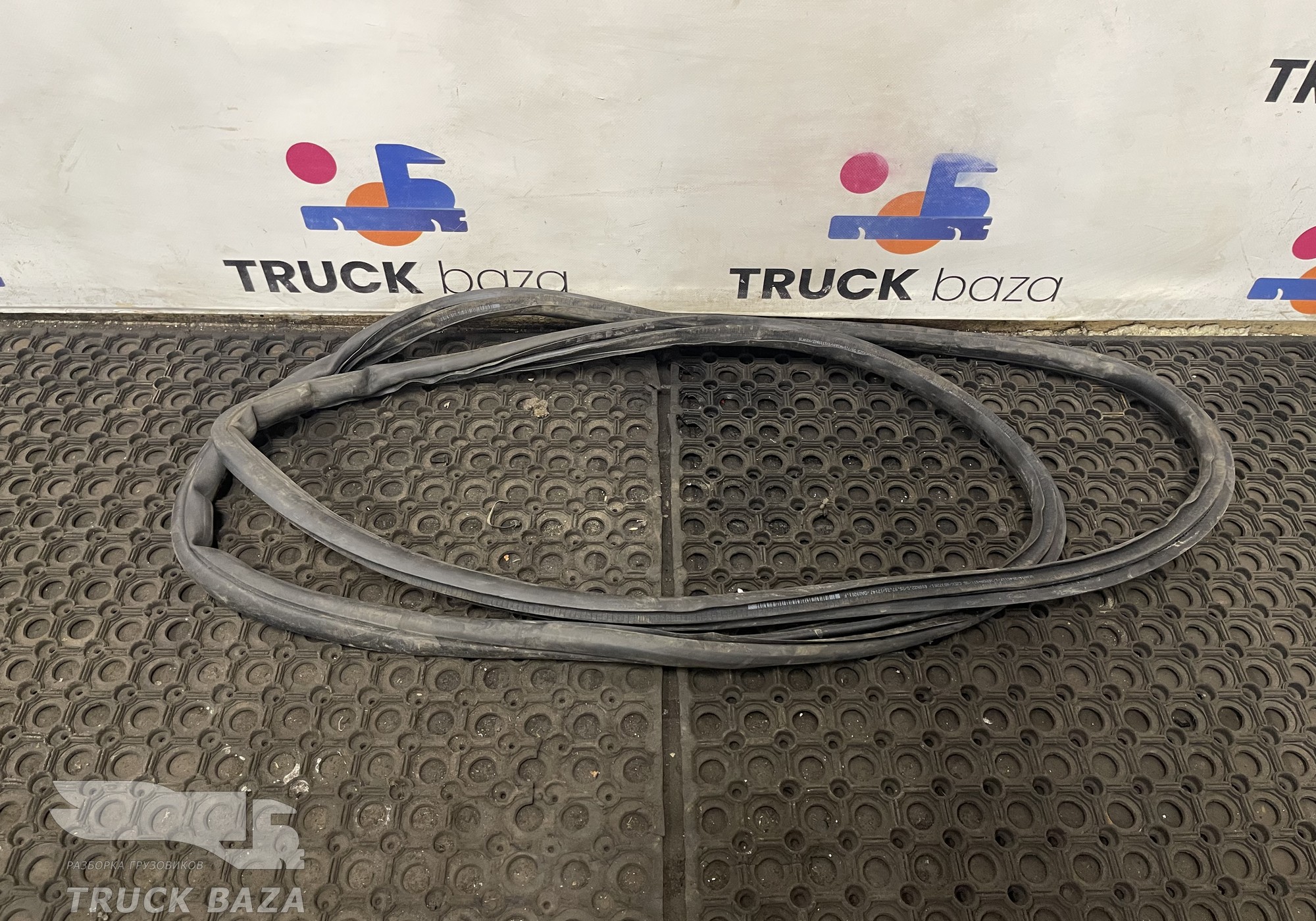 Уплотнитель двери правый для Scania 6-series R (с 2016)