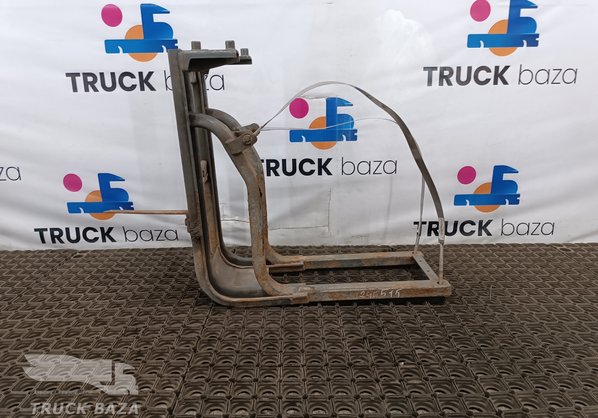 WG9925561060 Кронштейн бака AdBlue для Sinotruk Howo