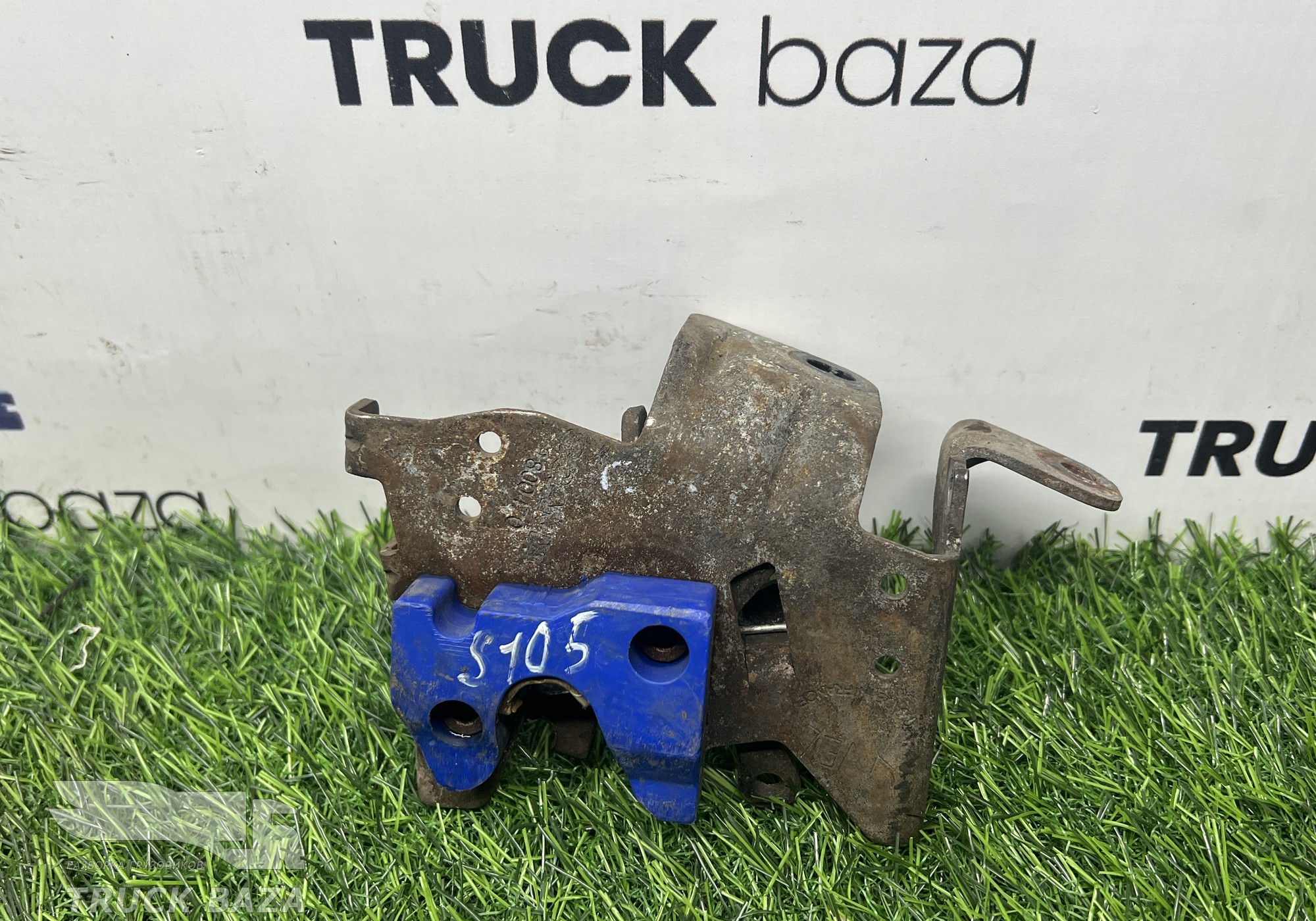 1800470 Замок капота правый