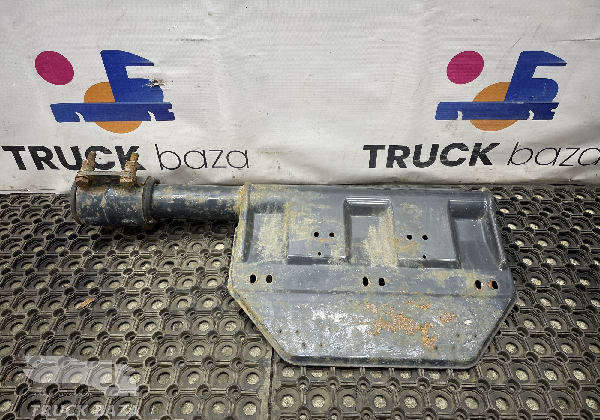 2800402 Кронштейн крыла заднего правого задняя часть