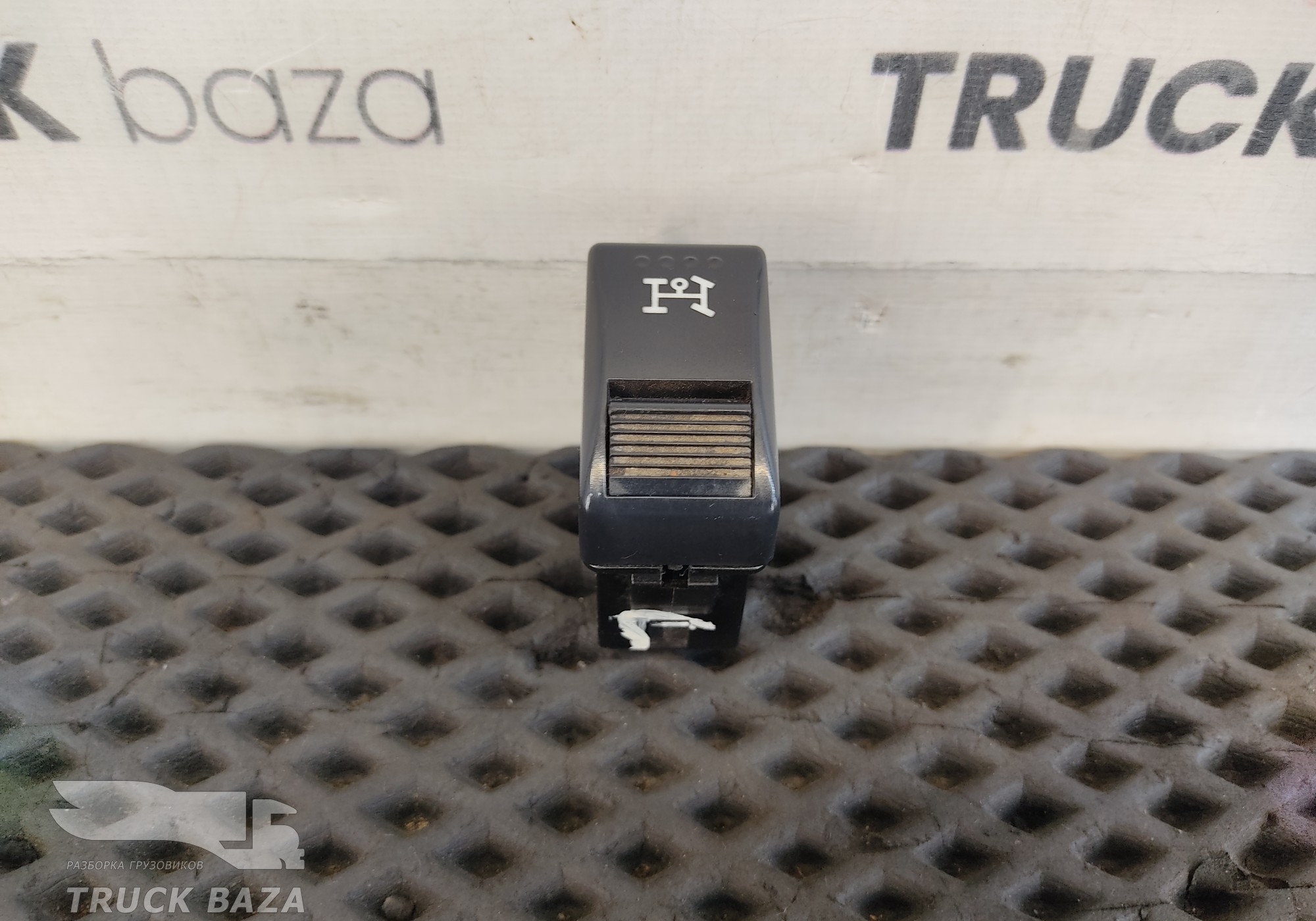 DZ97189584727 Кнопка включения КОМ для Shacman X3000 (с 2014)