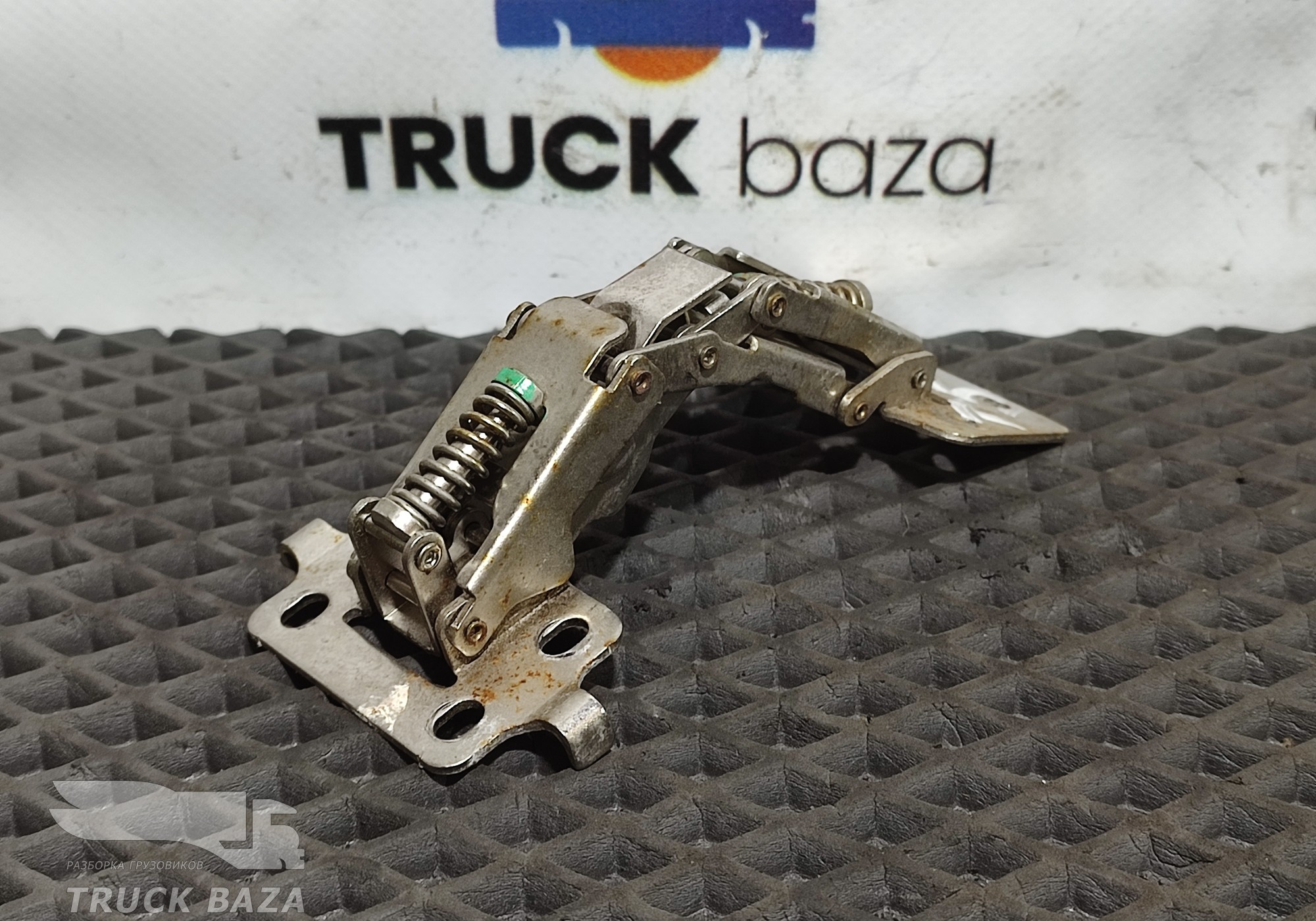 Петля крышки бардачка для Sinotruk Sitrak C7H