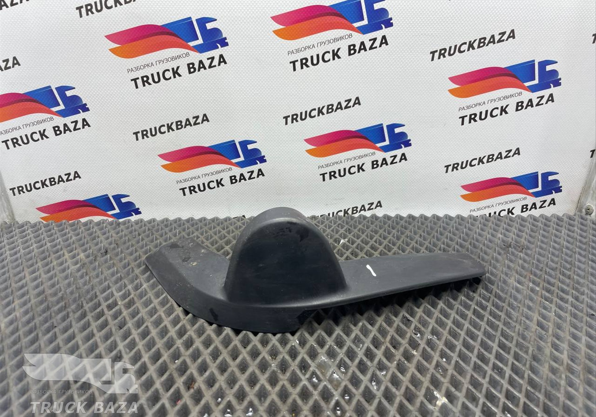 81637320074 Крышка кронштейна зеркала правая для Man TGX II (с 2012)