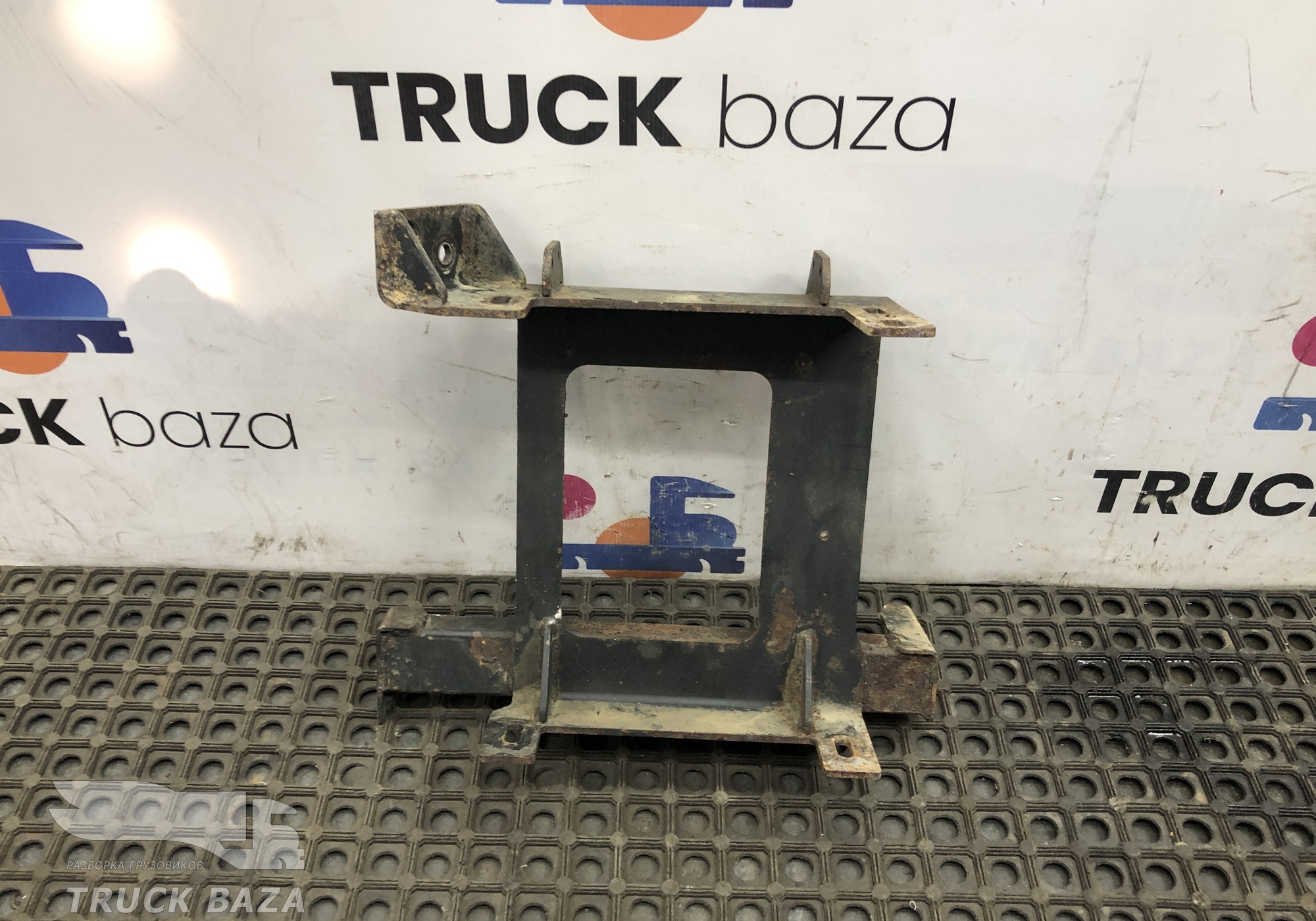 5490840503010 Кронштейн корпуса подножек правой для КАМАЗ 5490 (с 2013)