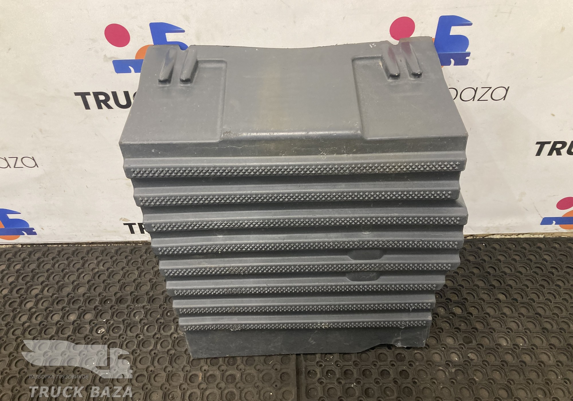 1779507 Крышка ящика АКБ