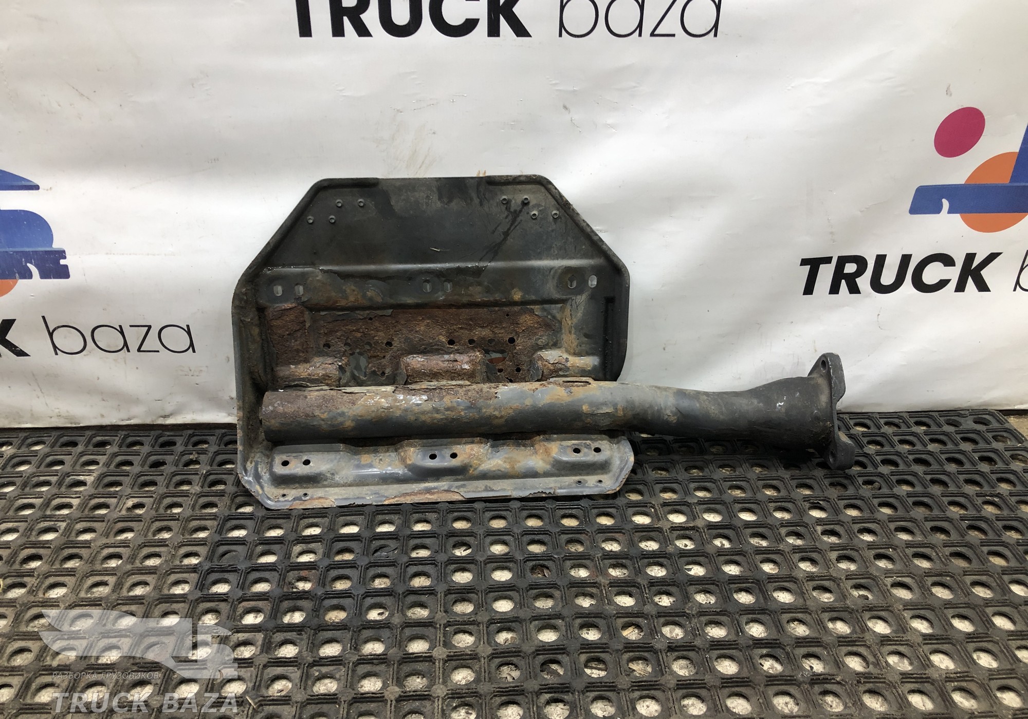 2054584 Кронштейн крыла заднего правого передняя часть