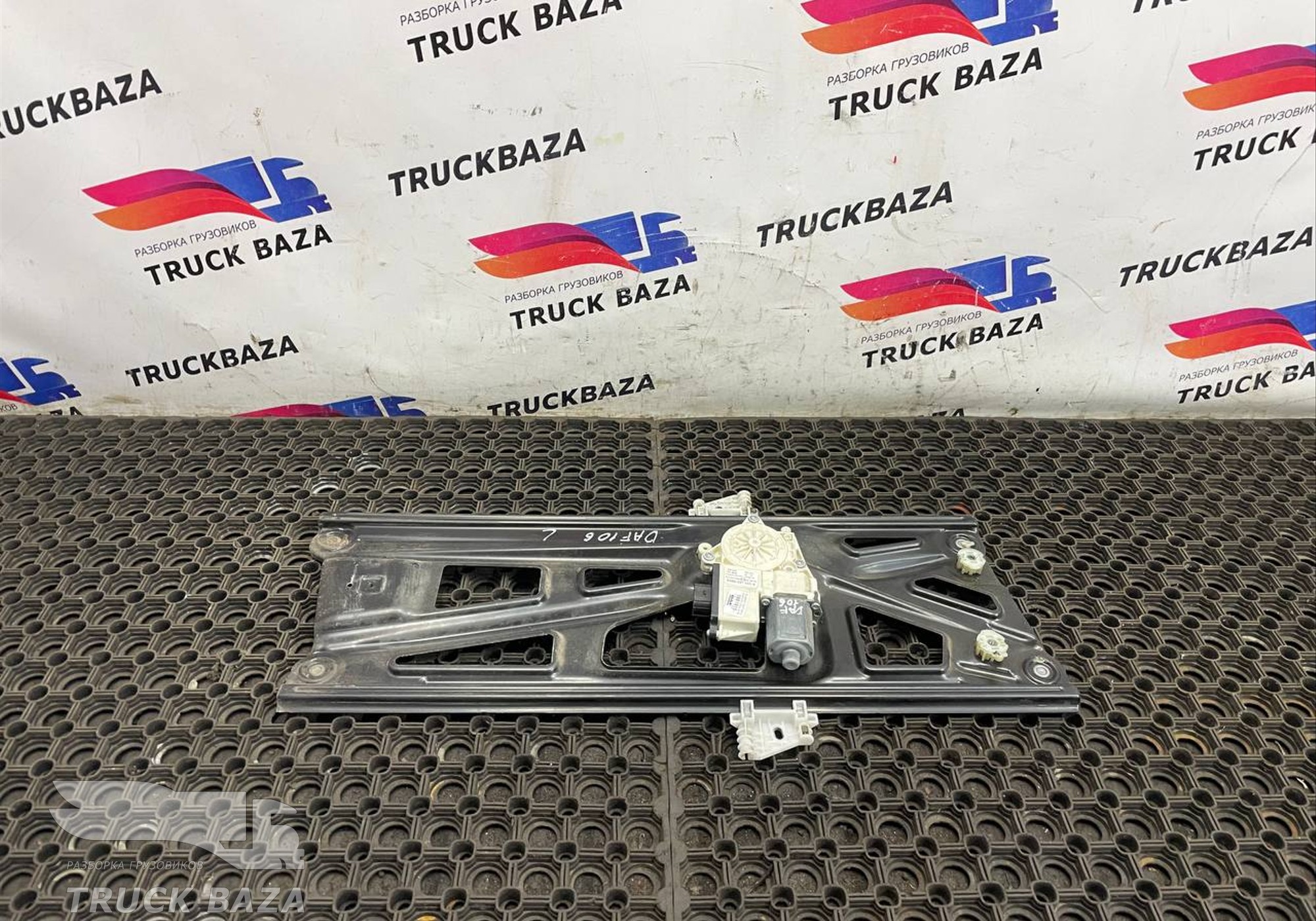 1881915 Стеклоподъемник правый для Daf XF106 (с 2012)